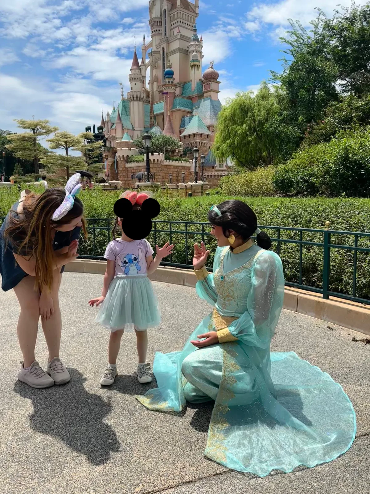 Treffen mit Prinzessin Jasmin vor dem Disneyschloss Treffen mit Prinzessin Jasmin im Disneyland Hongkong