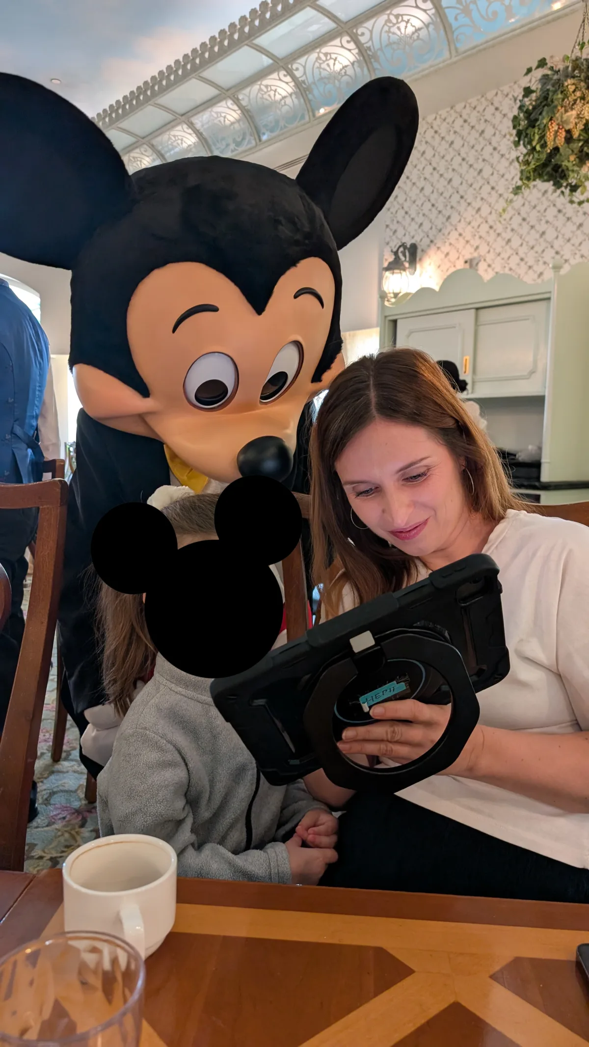 Es blieb immer genug Zeit für Interaktionen und Spaß mit den Charakteren Fotos schauen mit Micky Maus im Hongkong Disneyhotel