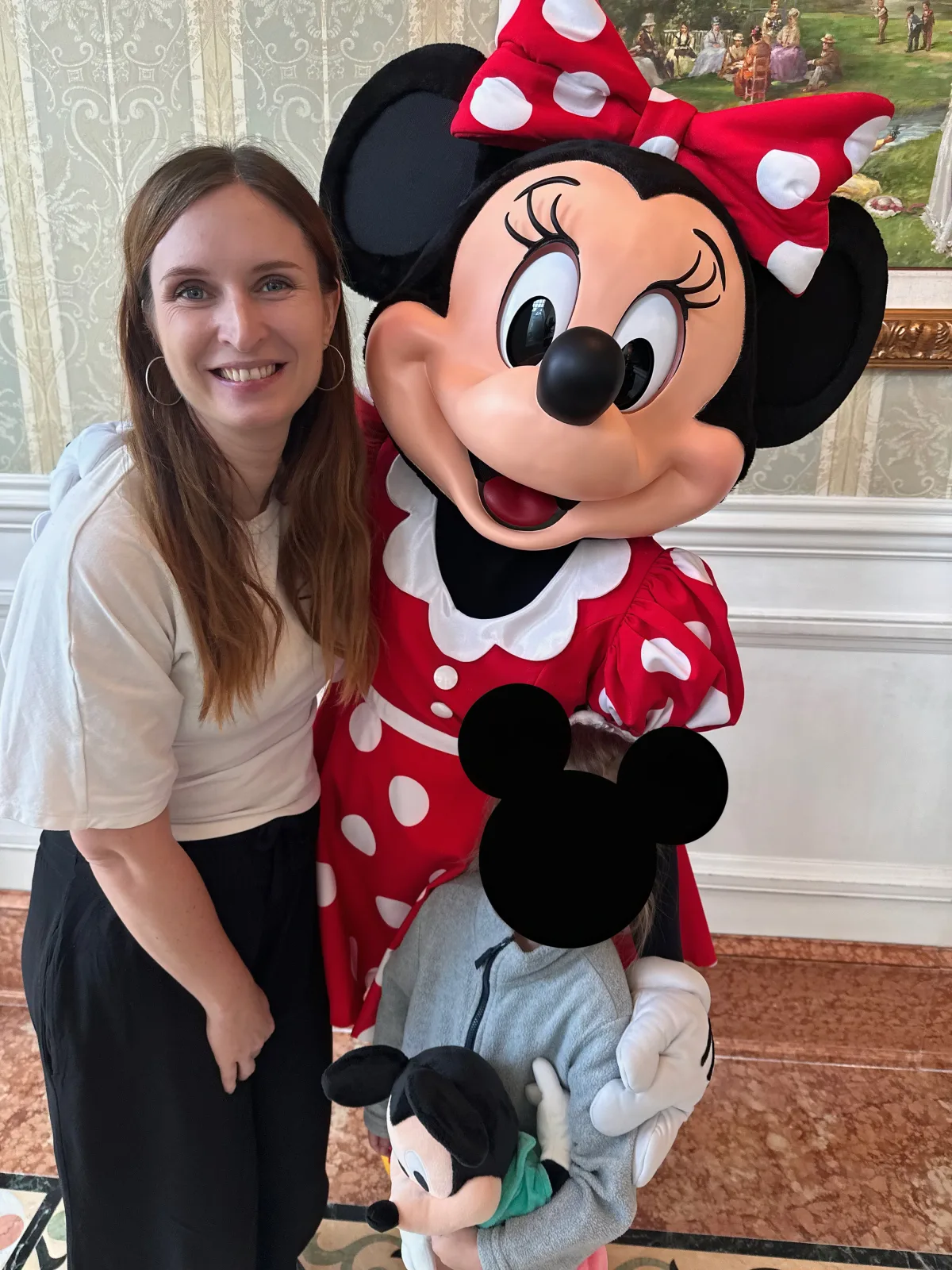 Und ein Mädelsfoto mit Minnie gab es in der Lobby Mädelsfoto mit Minnie Maus in der Lobby des Disneyhotels Hongkong