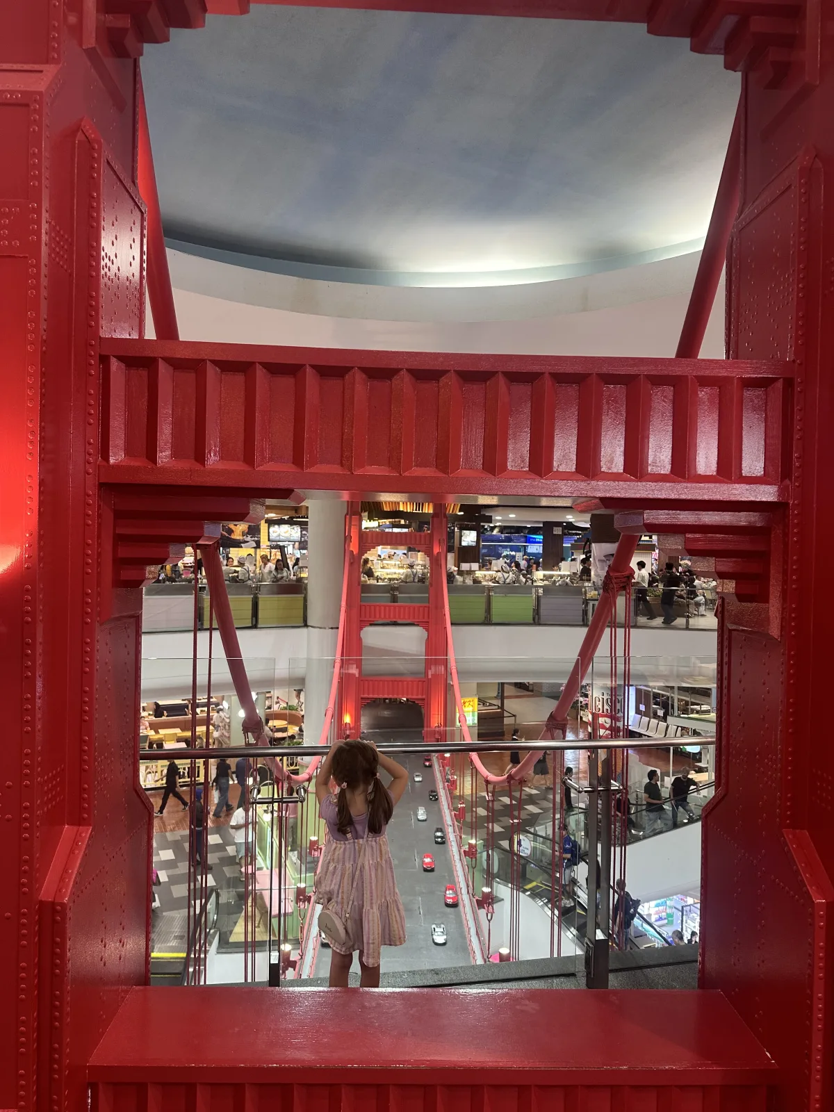 Wie cool ist bitte die Brücke auf der San Francisco Etage der Mall? Brücke auf der San Francisco Etage der Terminal 21 Mall