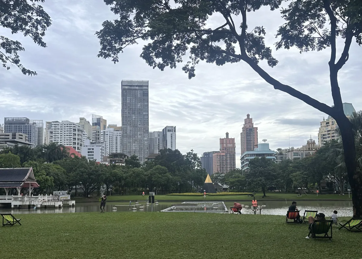 Rund um den kleinen See befanden sich viele Sitzgelegenheiten See mit Sitzgelegenheiten im Benjasiri Park