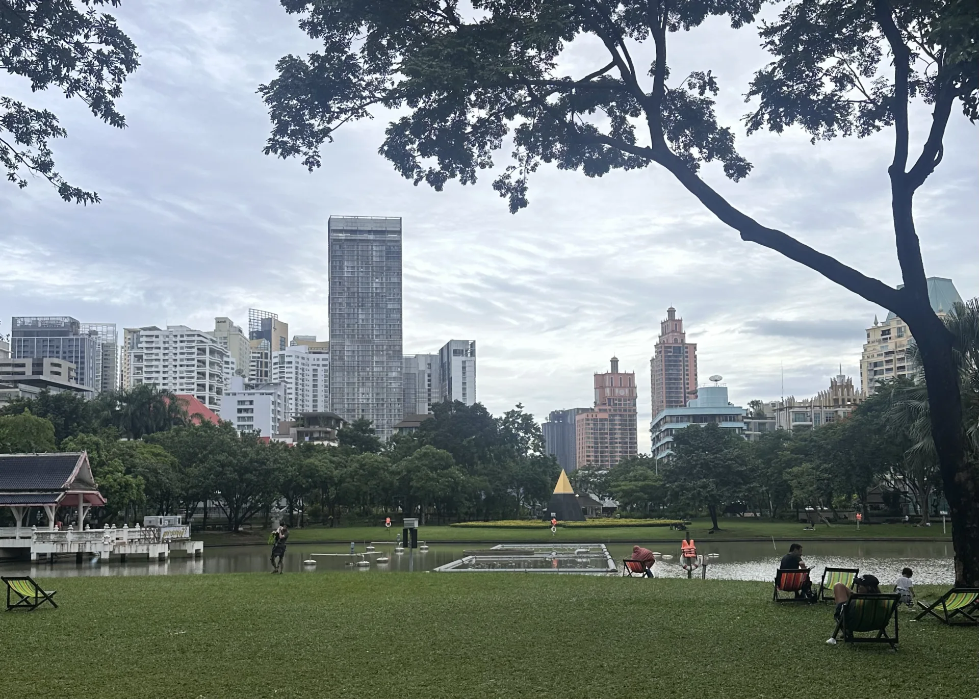 See mit Sitzgelegenheiten im Benjasiri Park