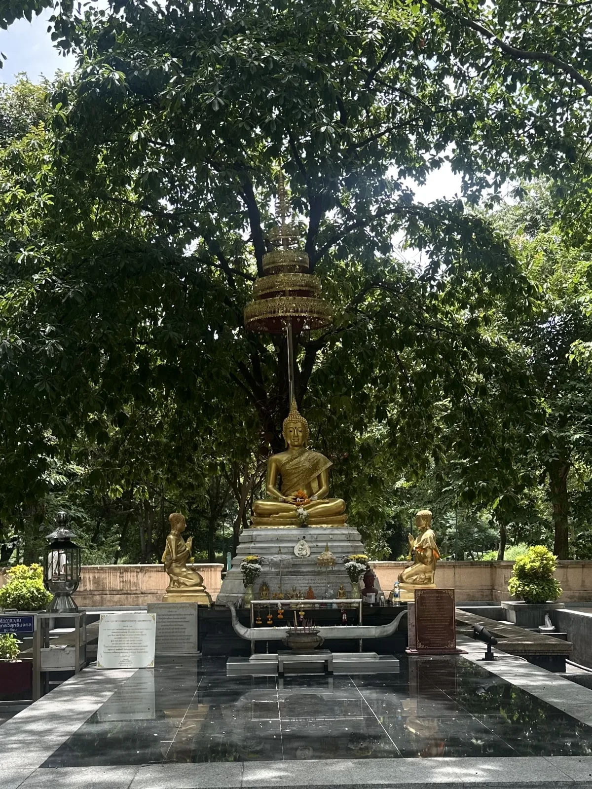 Etwas versteckter kannst du auch die Buddha Statue im Park entdecken Buddha Statue im Benjakitti Park Bangkok