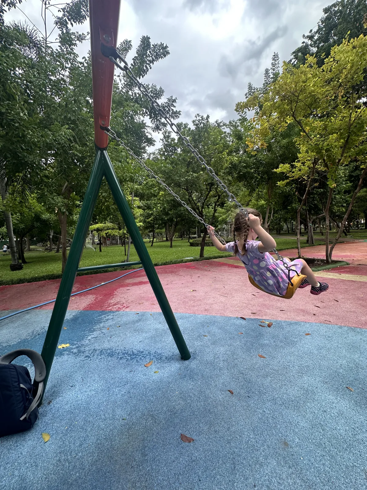 Der Spielplatz ist überschaubar, aber für ein bisschen Abwechslung super Kleiner Spielplatz im Saranrom Park