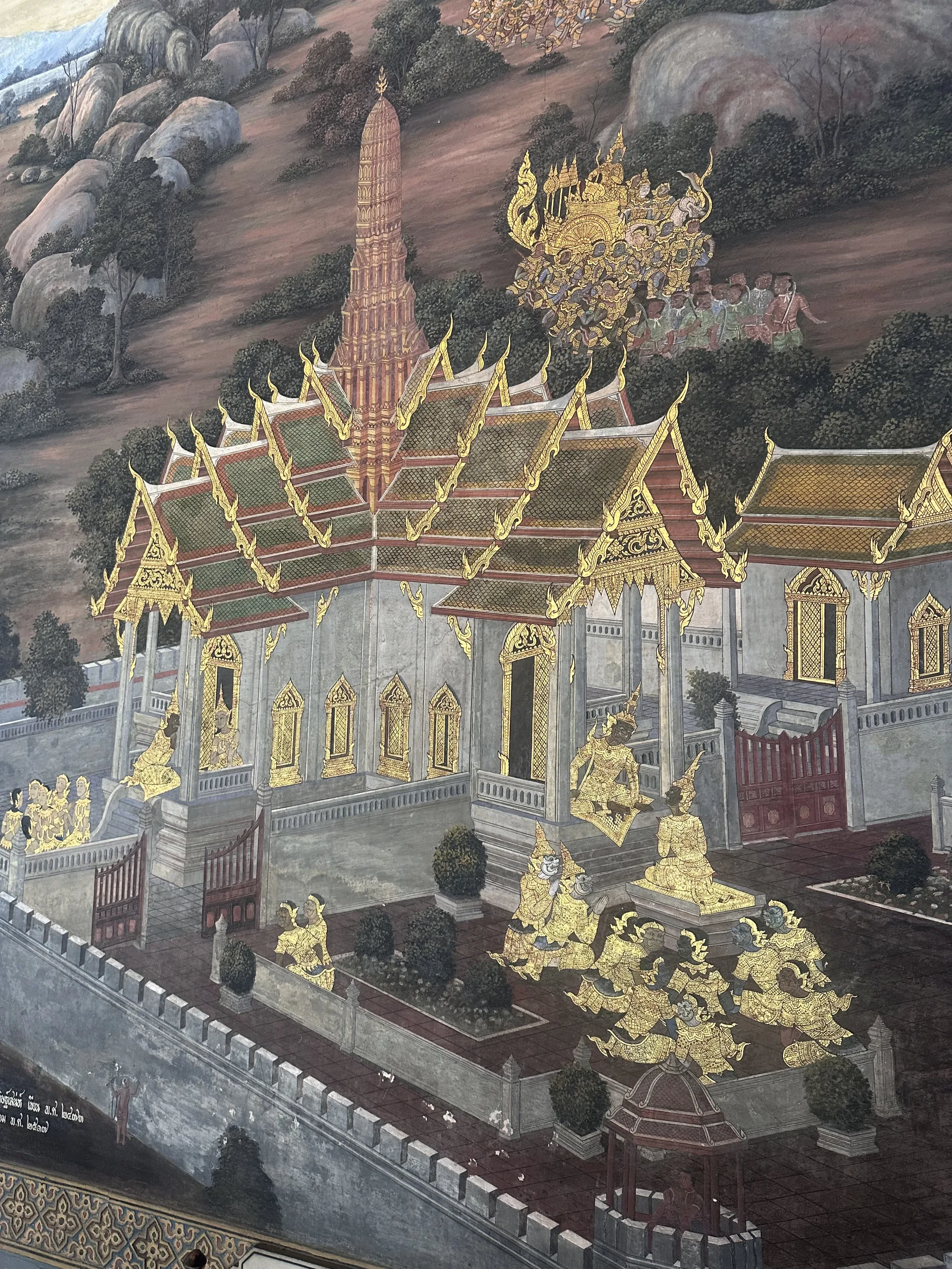 Wandmalereien mit Gold in den Wandelgängen des großen Palastes von Bangkok