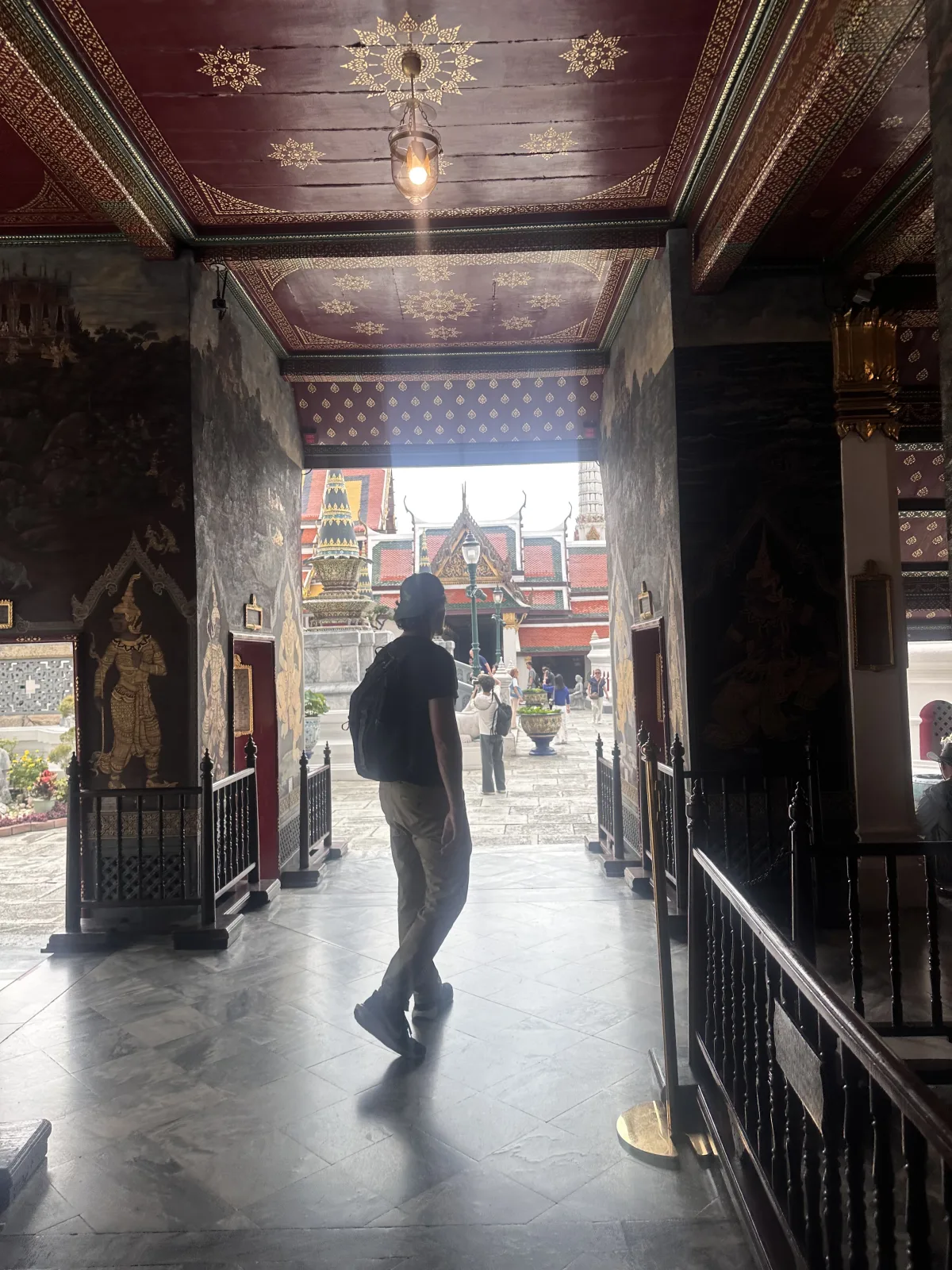Überdachte Wandelgänge führen um den Tempel des Smaragd-Buddha Die überdachten und reich verzierten Wandelgänge rund um den Tempel des Smaragd-Buddha