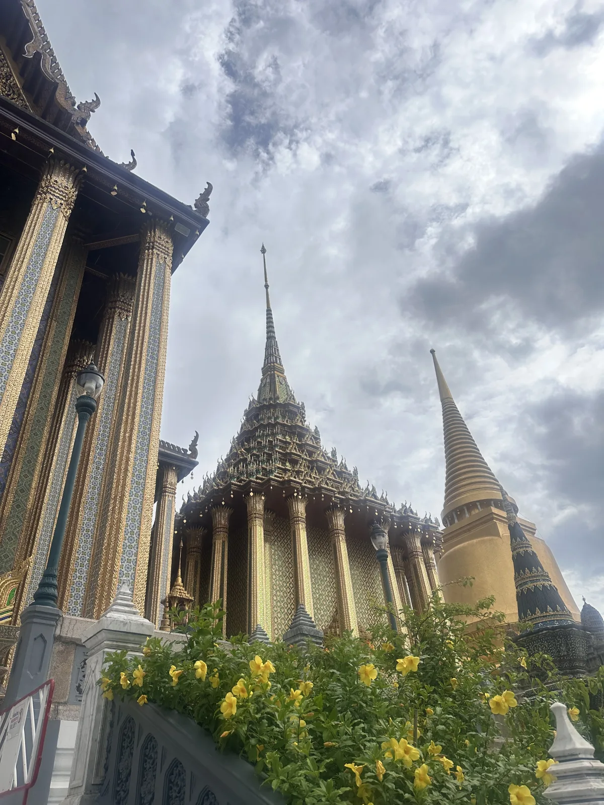 Wohin du auch schaust, überall glänzt Gold auf dem Palastgelände Gold wohin man schaut im großen Palast von Bangkok