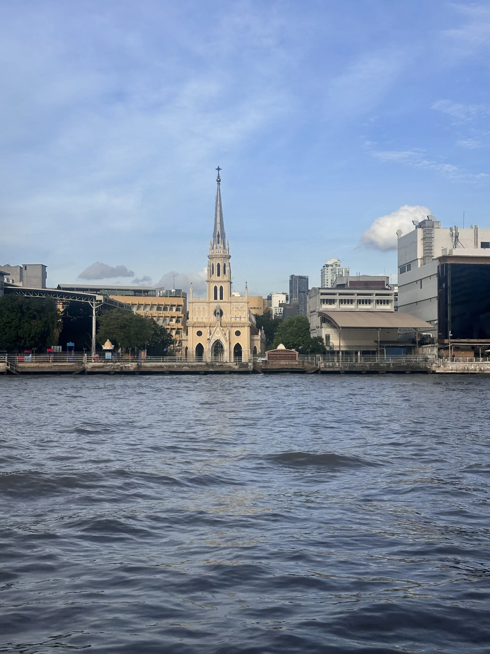 Kirche am Flussufer des Chao Phraya in Bangkok