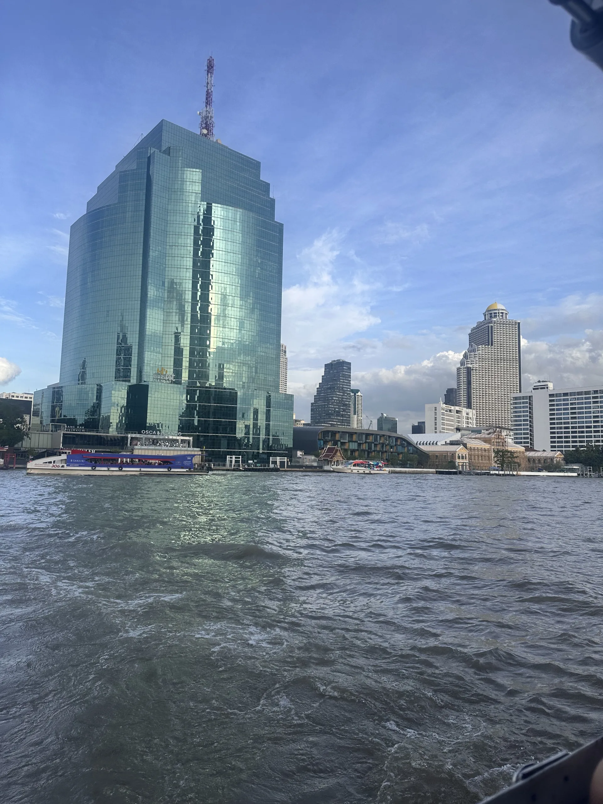 Moderne Architektur am Flussufer des Chao Phraya in Bangkok inklusive Bar aus dem Film Hangover