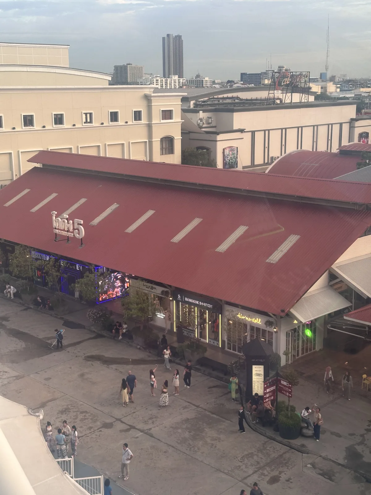 An der Asiatique Riverfront finden sich viele dieser Markthallen Markthallen an der Asiatique Riverfront Bangkok