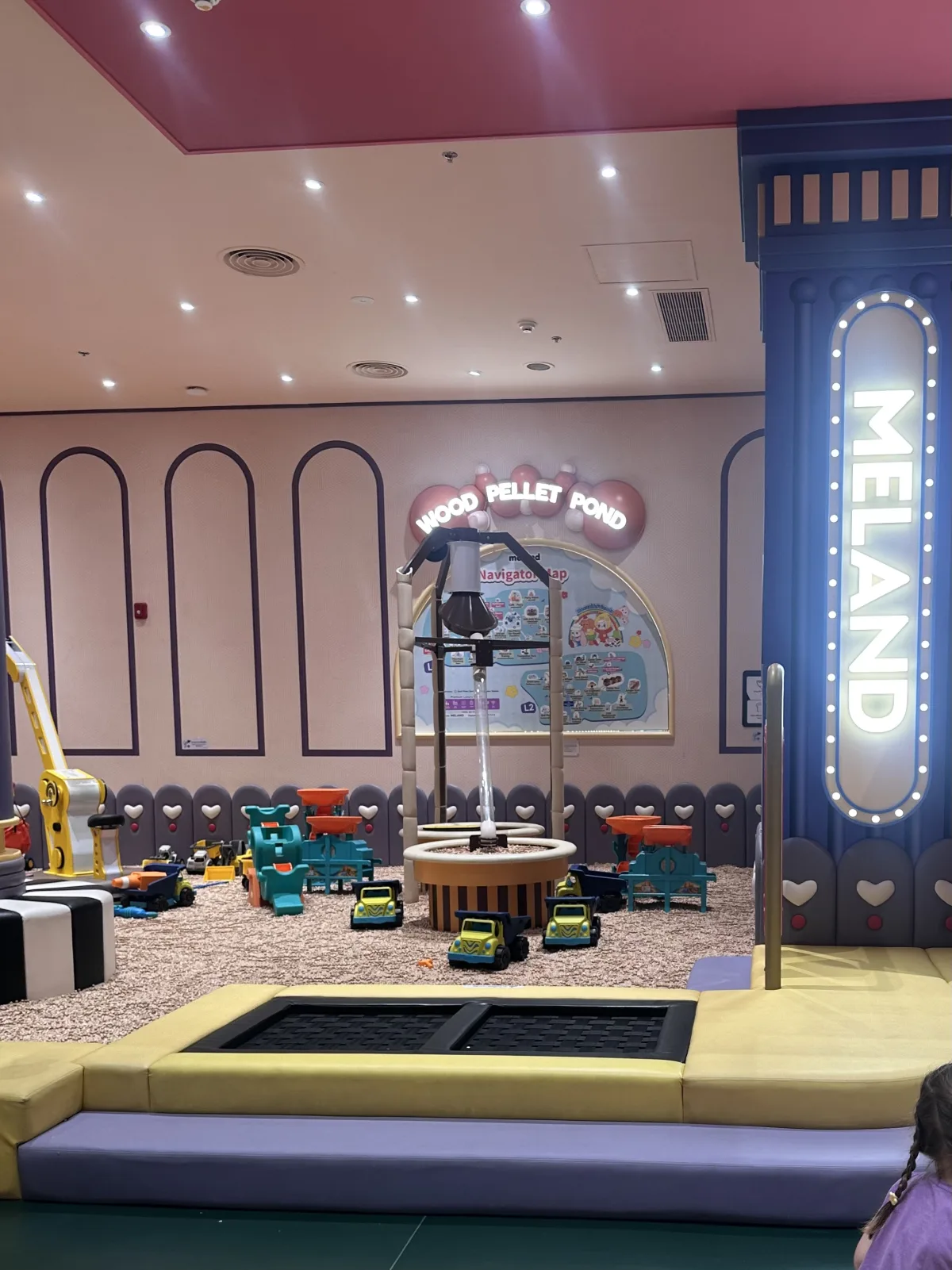Unzählige Spielbereiche machen das Meland zum Paradies für Kinder Spielbereich im Meland Bangkok, hier mit Holzpellets