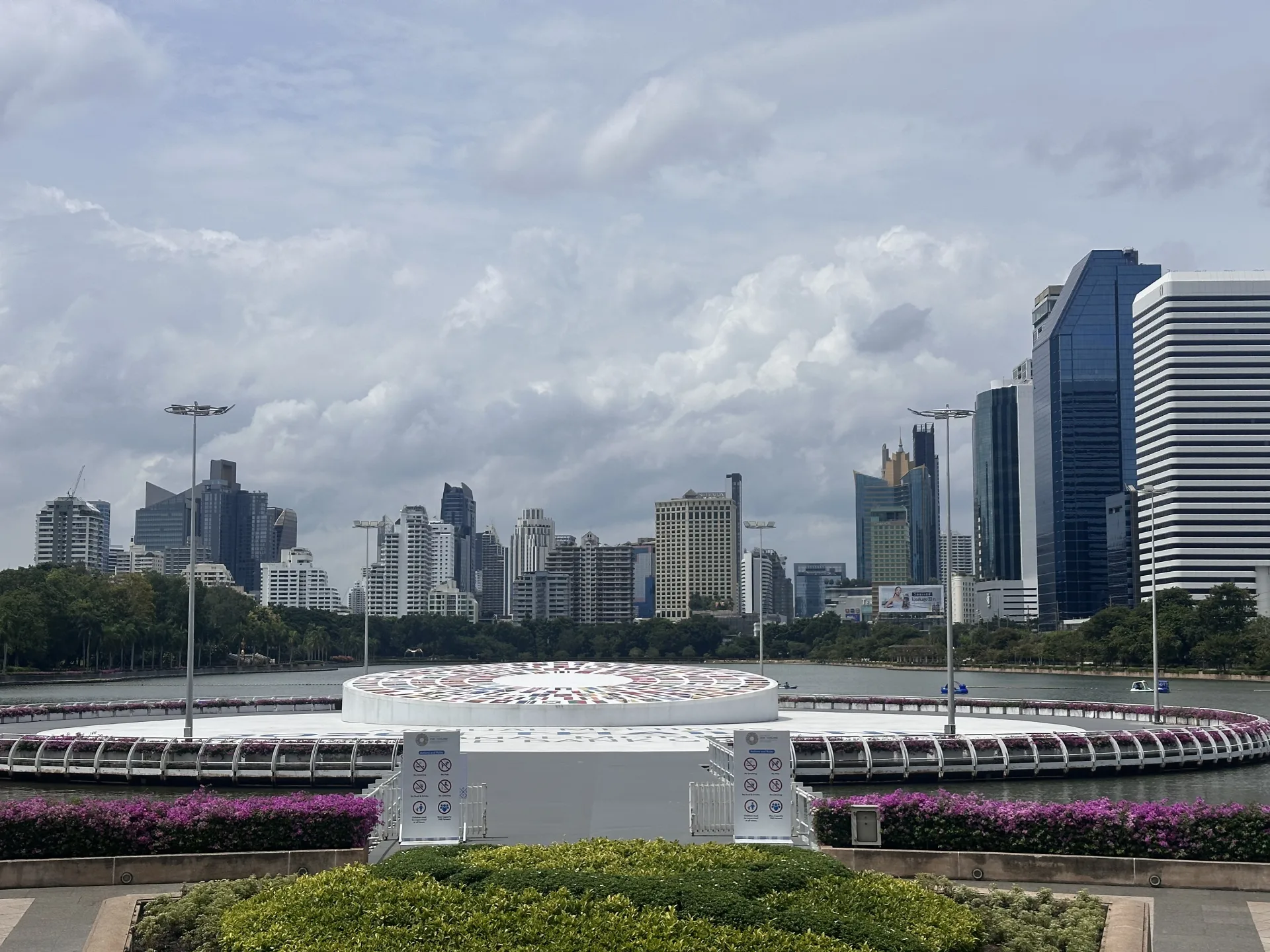 Blick auf Bangkok vom südlichen Ende des Benjakitti Parks aus