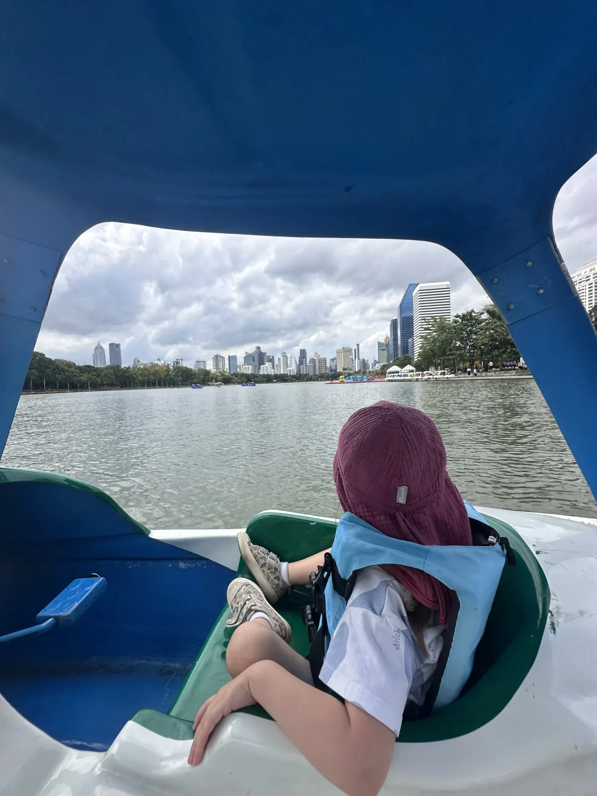 Die Tretbootfahrt auf dem See ist völlig gratis Gratis-Fahrt mit einem der Tretboote im Benjakitti Park