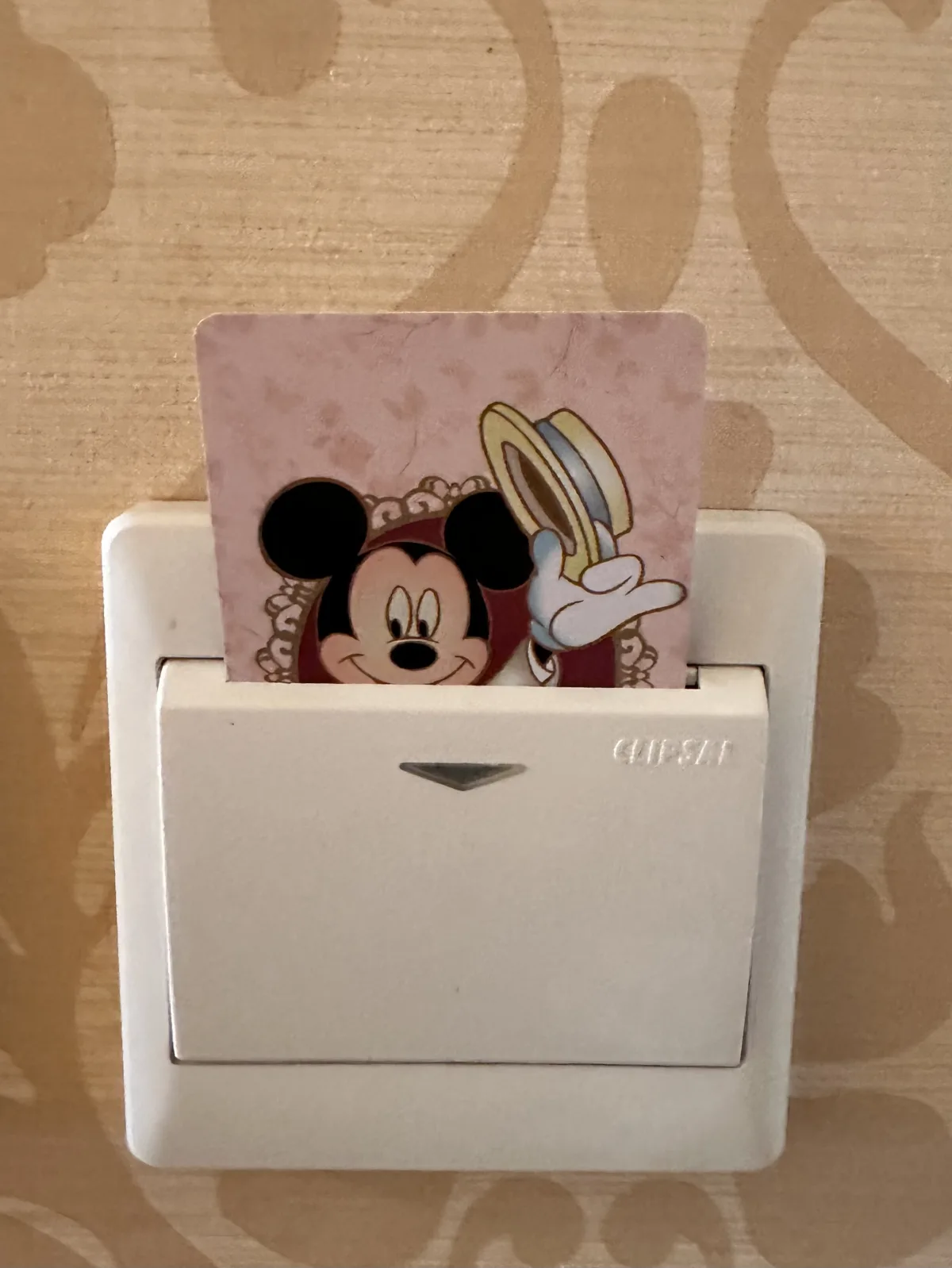 Die Zimmerkarten mit Micky und Minnie darf man als Andenken behalten Zimmerkarte mit Micky Maus im Disneyhotel Hongkong