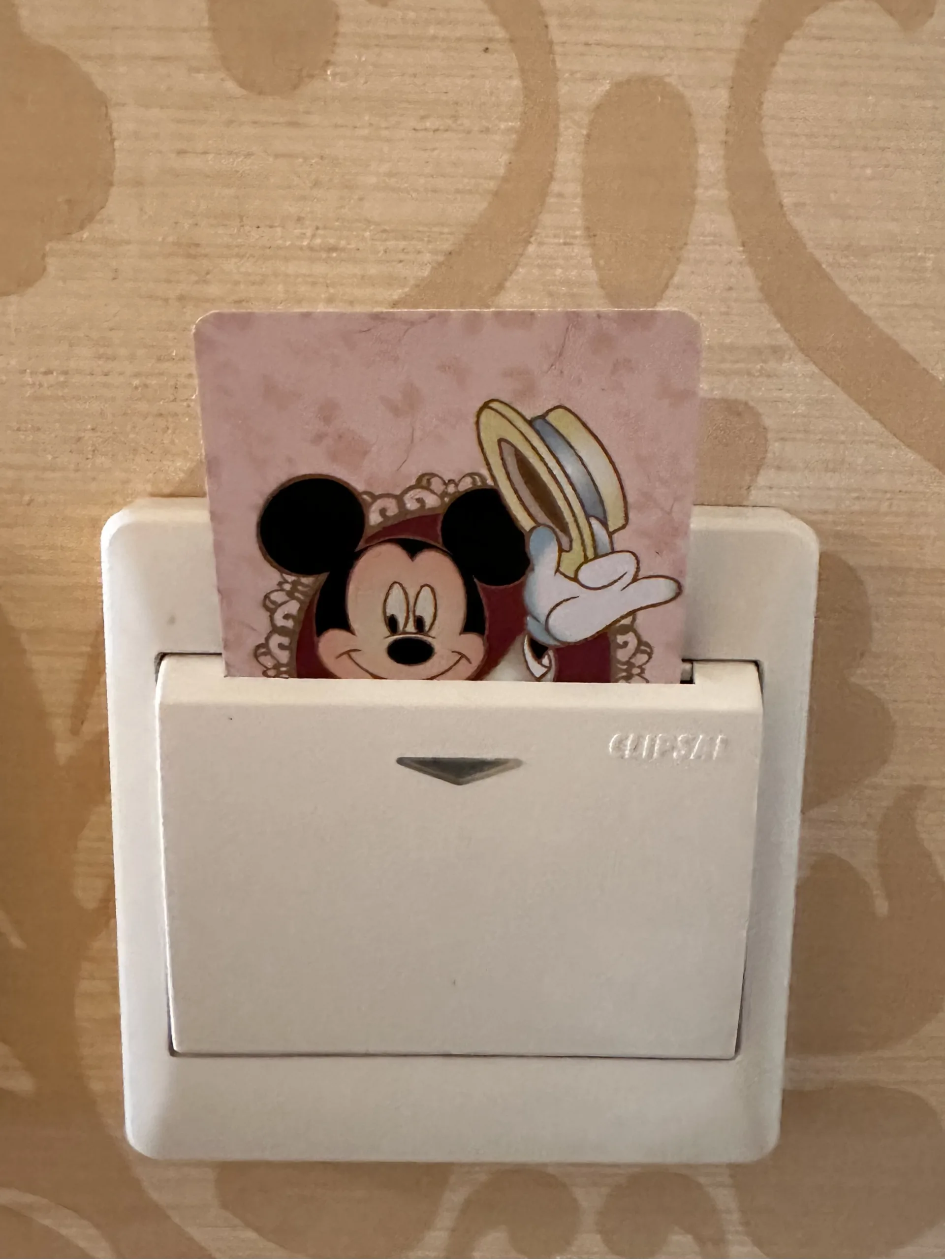 Zimmerkarte mit Micky Maus im Disneyhotel Hongkong