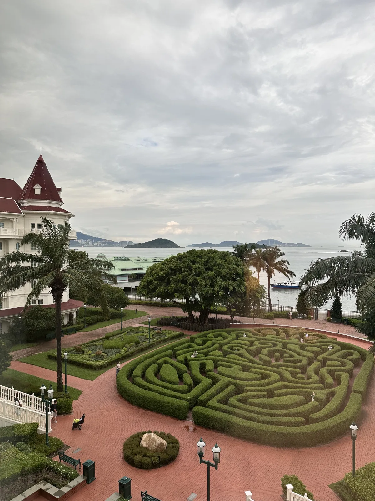 Wir hatten die beste Aussicht auf den Garten und das Meer Traumhafte Aussicht aus unserem Zimmer im Disneyhotel Hongkong