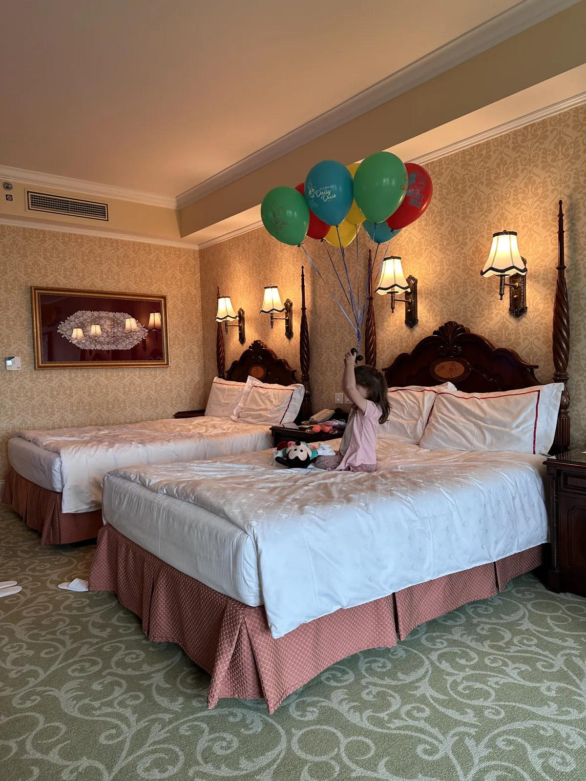 Dank Geburtstagspaket warteten Ballons, Deko, Ohren und ein Micky Kuscheltier auf uns Geburtstagsüberraschung mit Ballons, Ohren und Micky Maus Kuscheltier