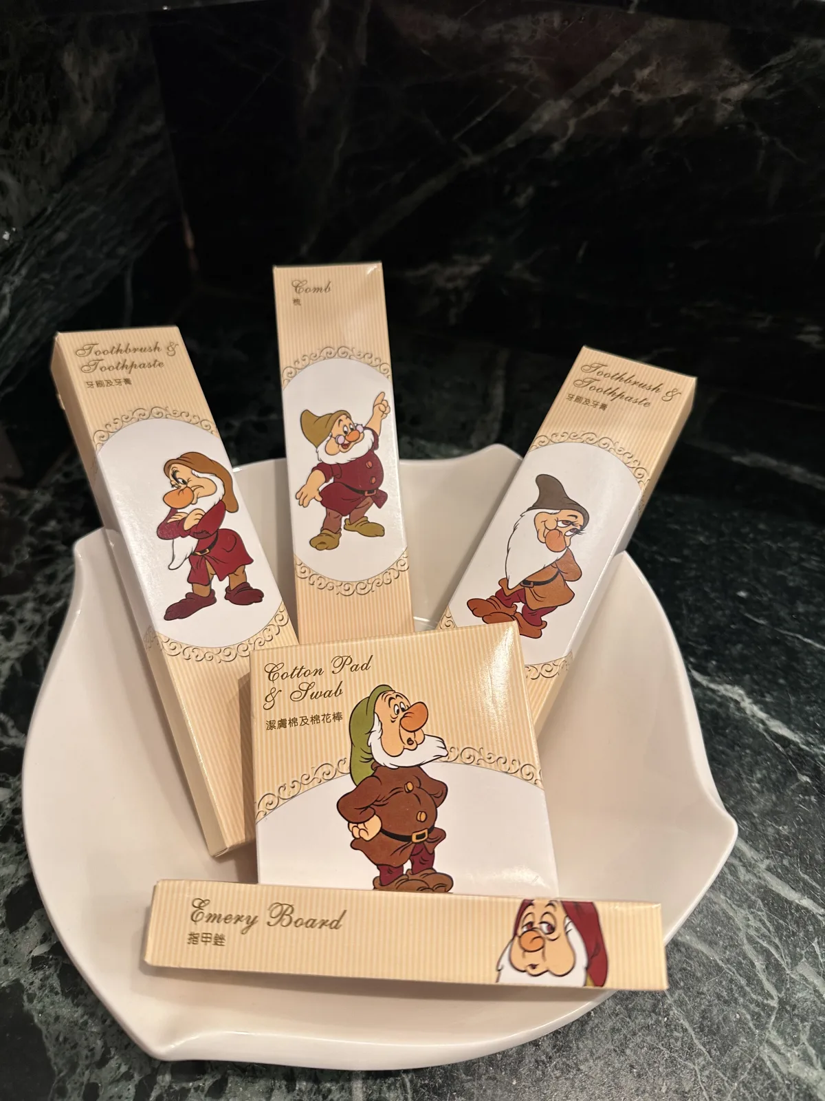 Die Kosmetik- und Pflegeartikel waren im Sieben Zwerge Design verpackt Pflegeprodukte im Sieben Zwerge Design auf dem Zimmer des Disneyhotels Hongkong