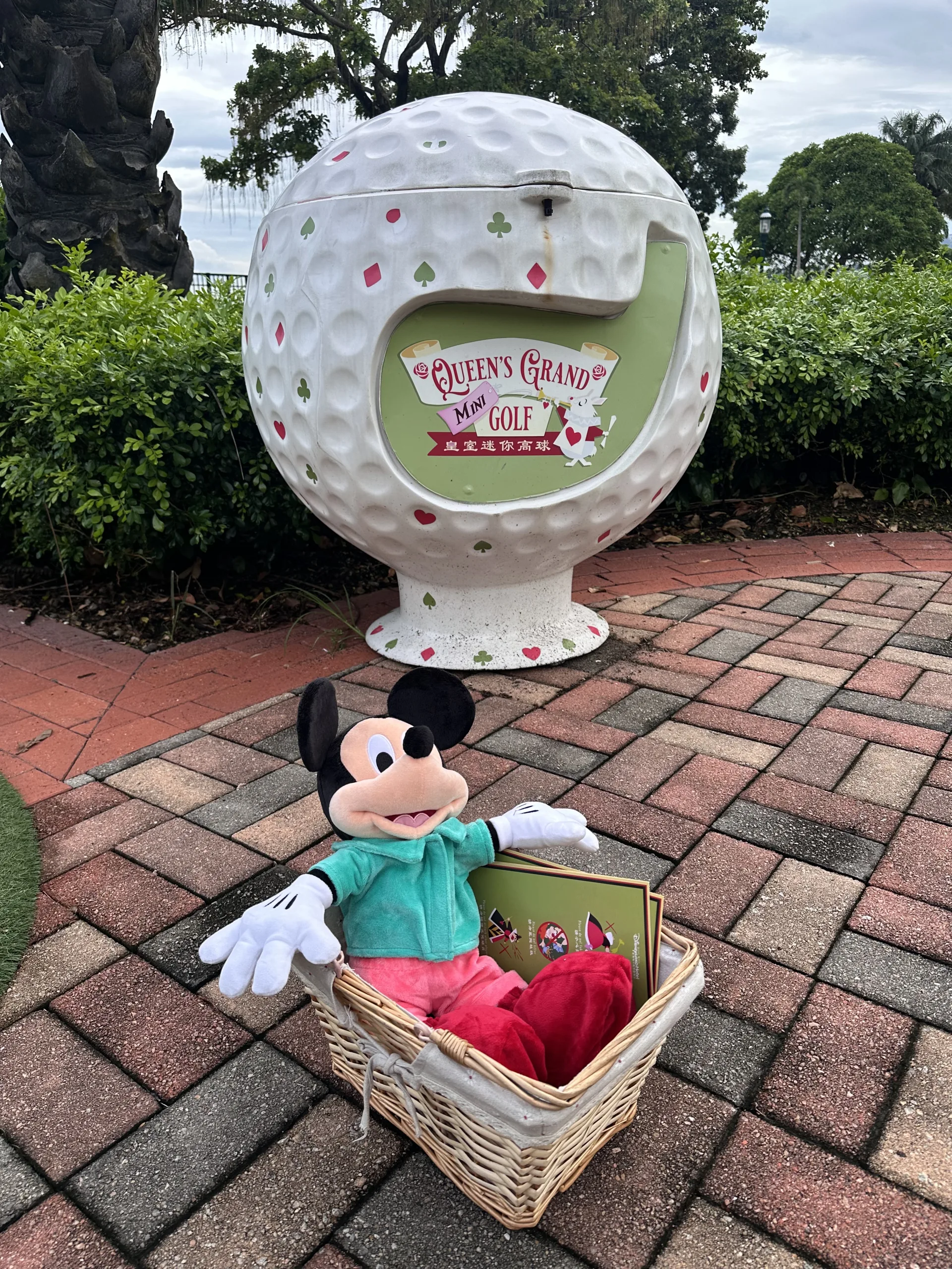 „Alice im Wunderland“ Minigolf mit Micky Maus