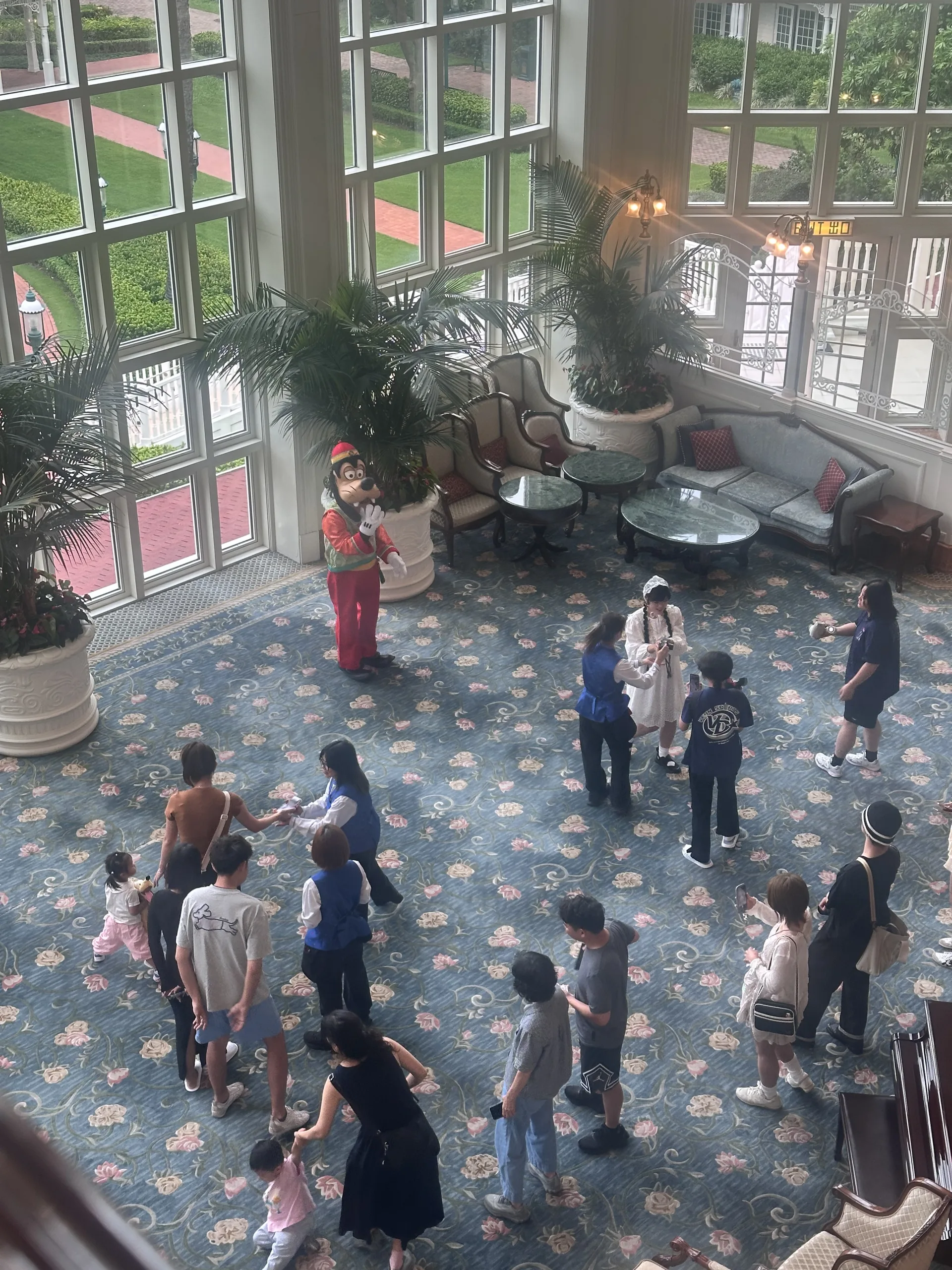 Thai Chi mit Goofy in der Lobby des Disneyhotels Hongkong