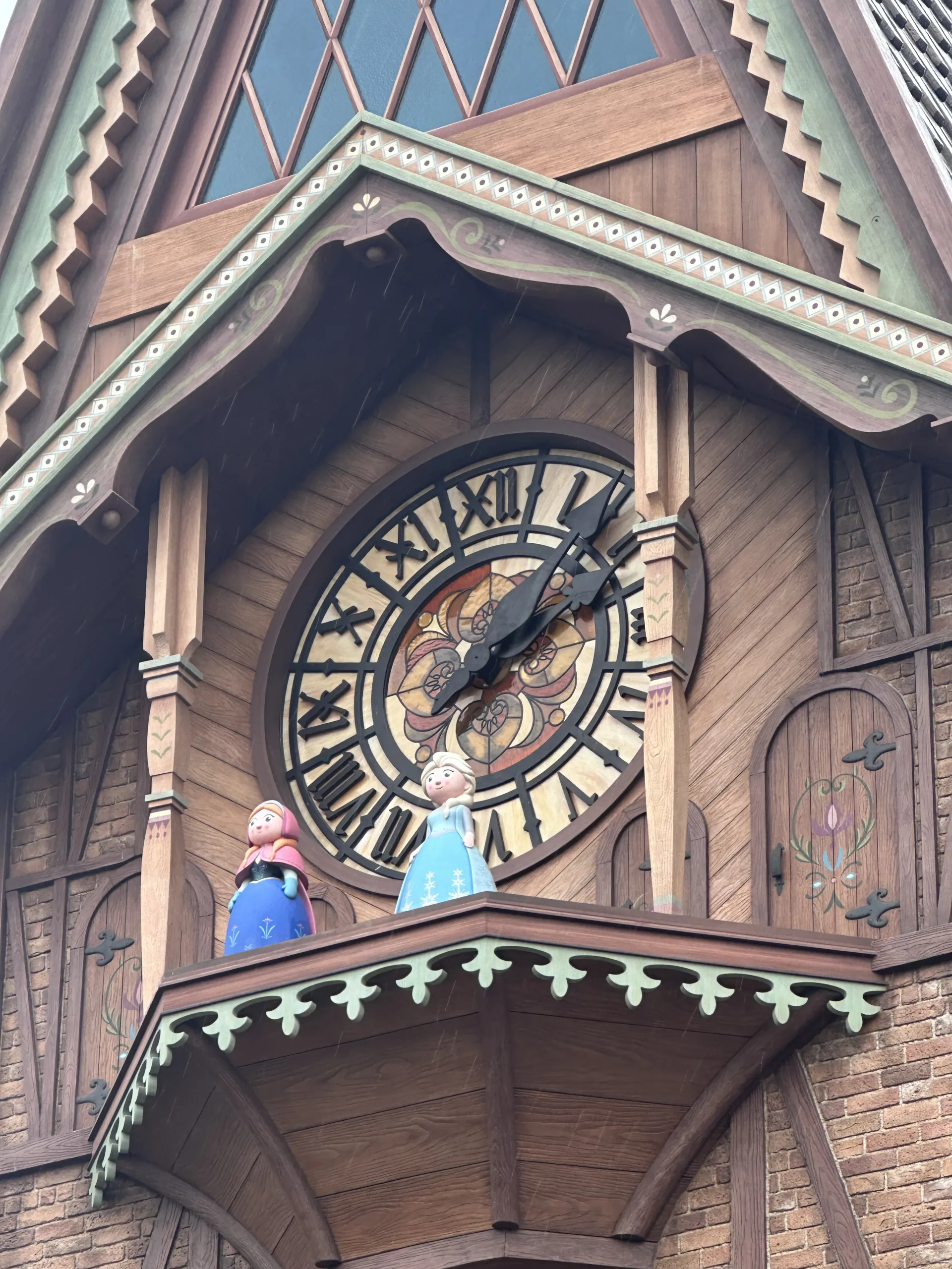 Anna und Elsa Figuren auf der Uhr von Arendelle im Disneyland Hongkong