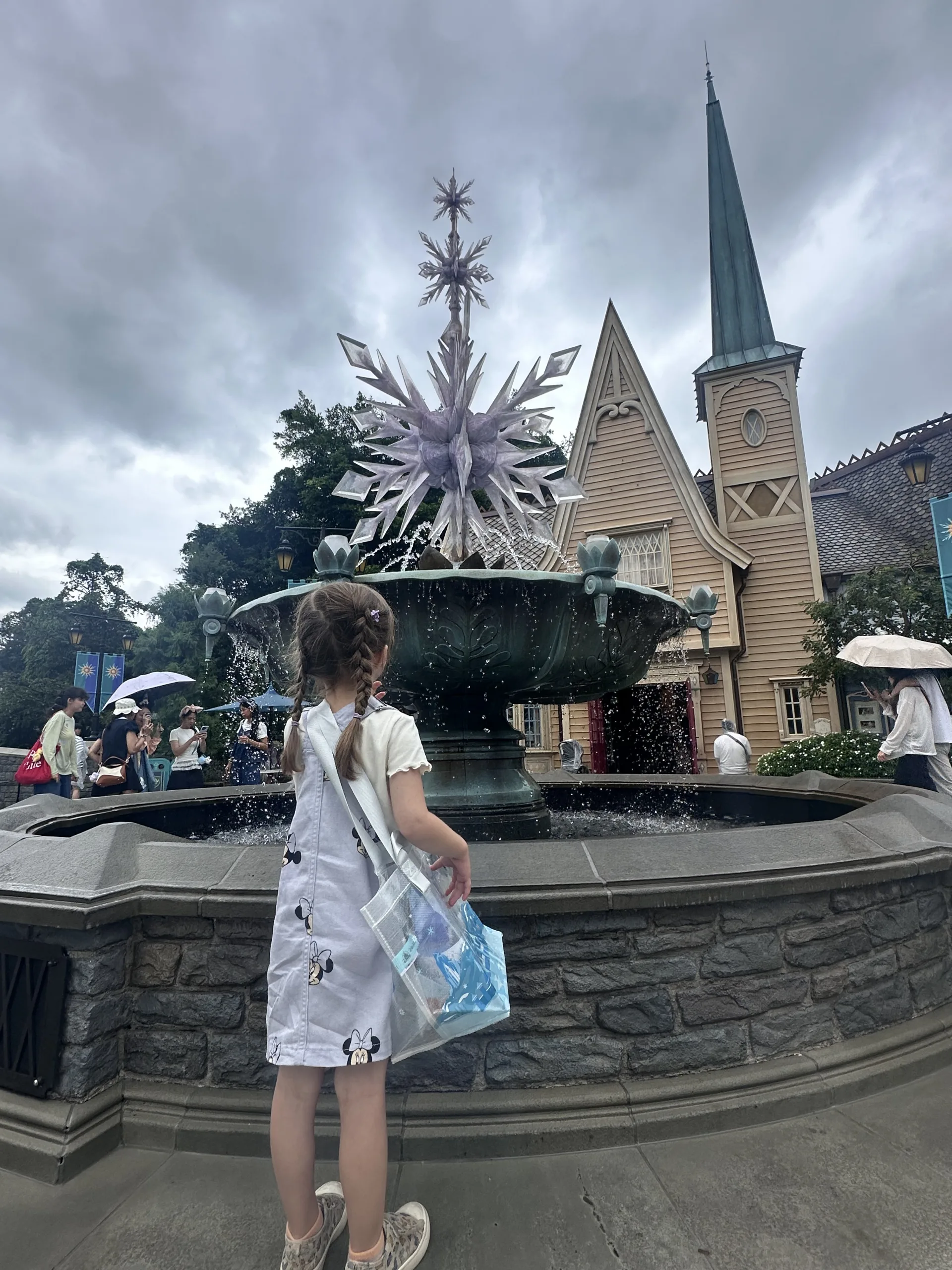 Springbrunnen mit Eiskristallen in der World of Frozen im Disneyland Hongkong