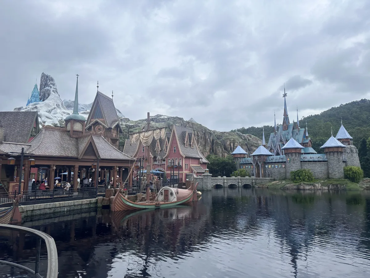 Arendelle mit Elsas Eisschloss im Hintergrund Arendelle bzw. die World of Frozen im Disneyland Hongkong