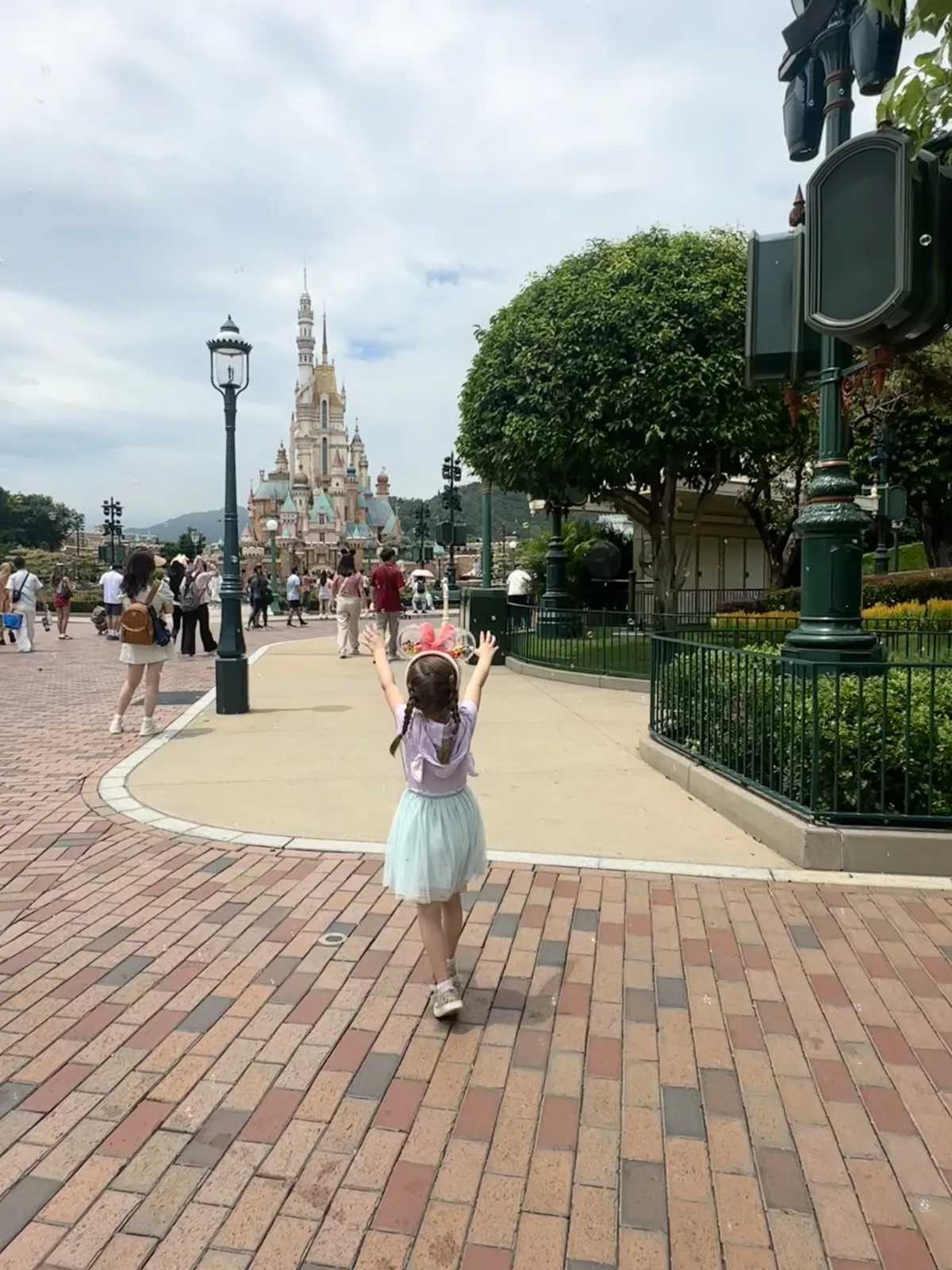 Pure Vorfreude auf die magische Zeit im Disneyland Hongkong 😁 Unsere Tochter vor dem Disneyschloss in Hongkong