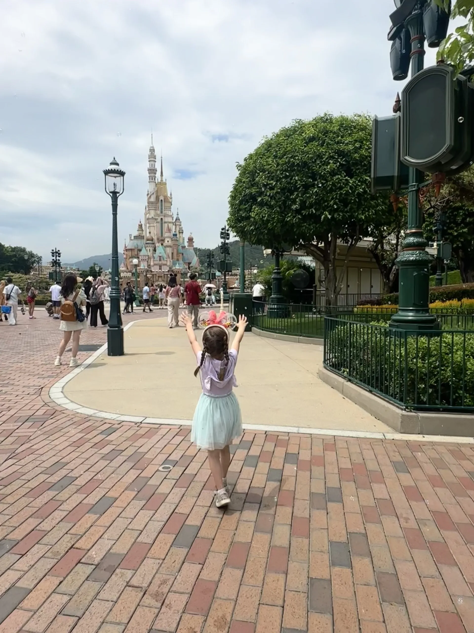 Unsere Tochter vor dem Disneyschloss in Hongkong