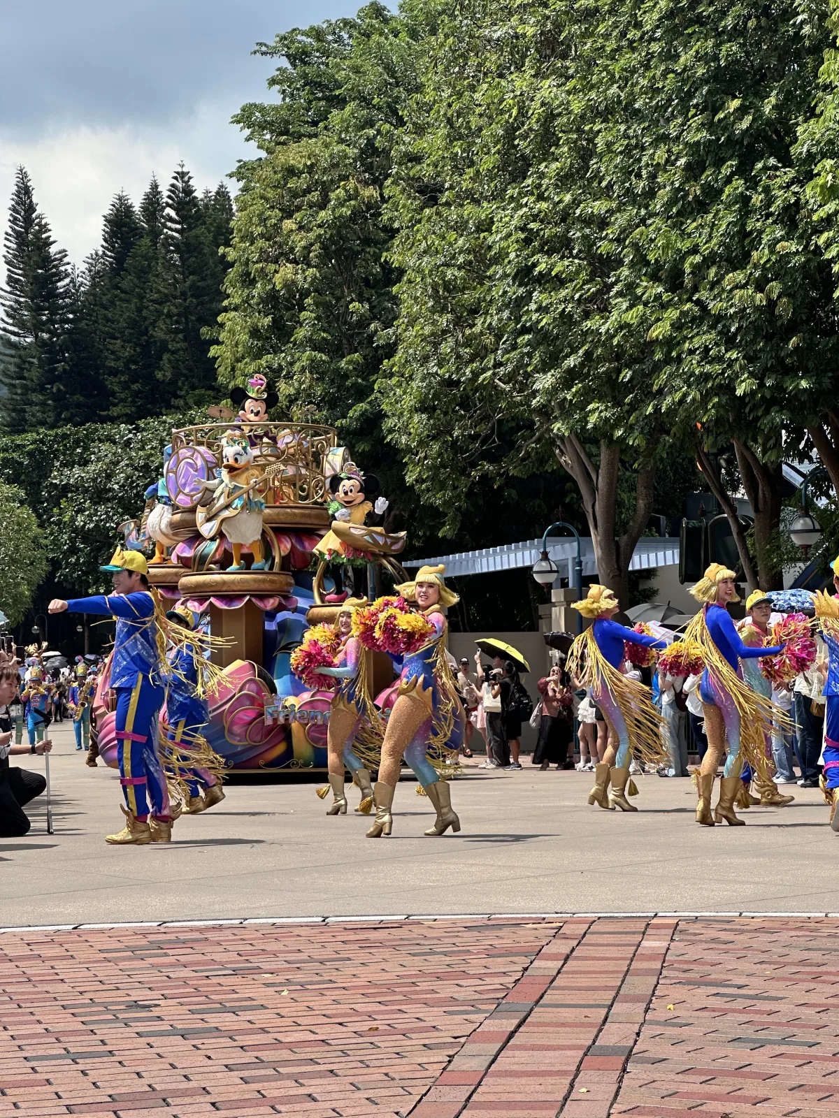 Die Friendtastic Parade auf der Main Street wird von Mickey und seinen Freunden eröffnet Friendtastic Parade im Disneyland Hongkong: Micky Maus, Minnie, Donald, Daisy, Goofy und Pluto