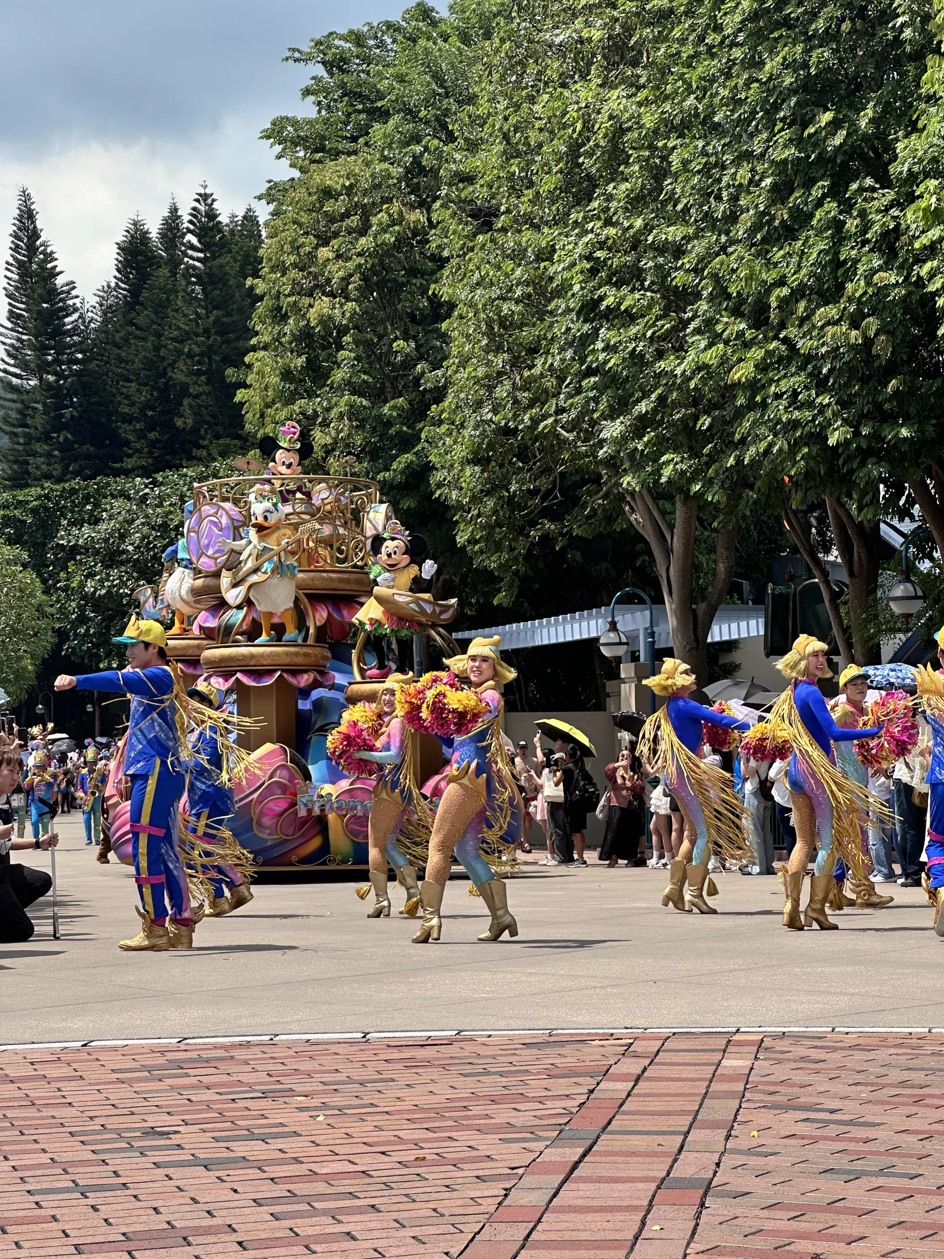Friendtastic Parade im Disneyland Hongkong: Micky Maus, Minnie, Donald, Daisy, Goofy und Pluto