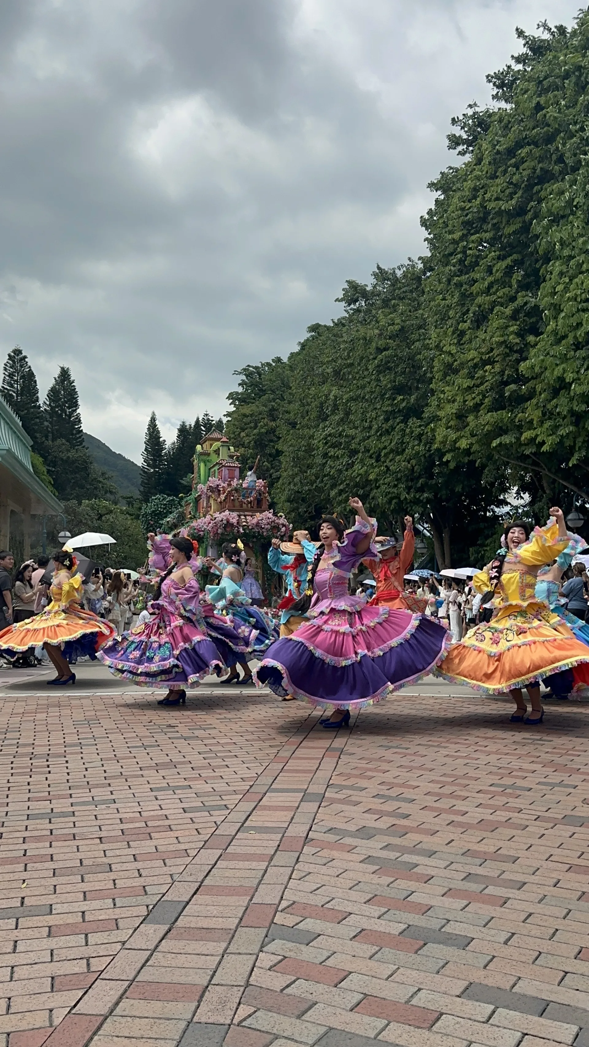 Tänzerinnen bei der Friendtastic Parade im Disneyland Hongkong