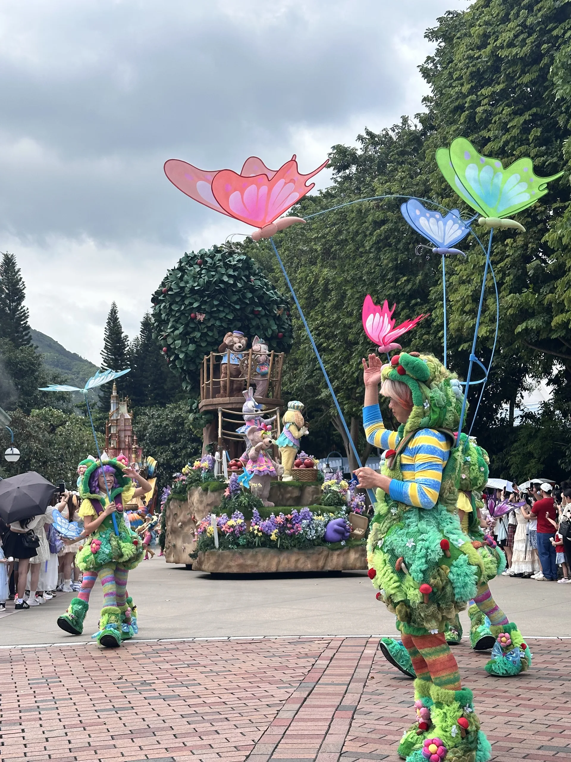 Tänzer vor dem Duffy-Wagen bei der Disney-Parade in Hongkong