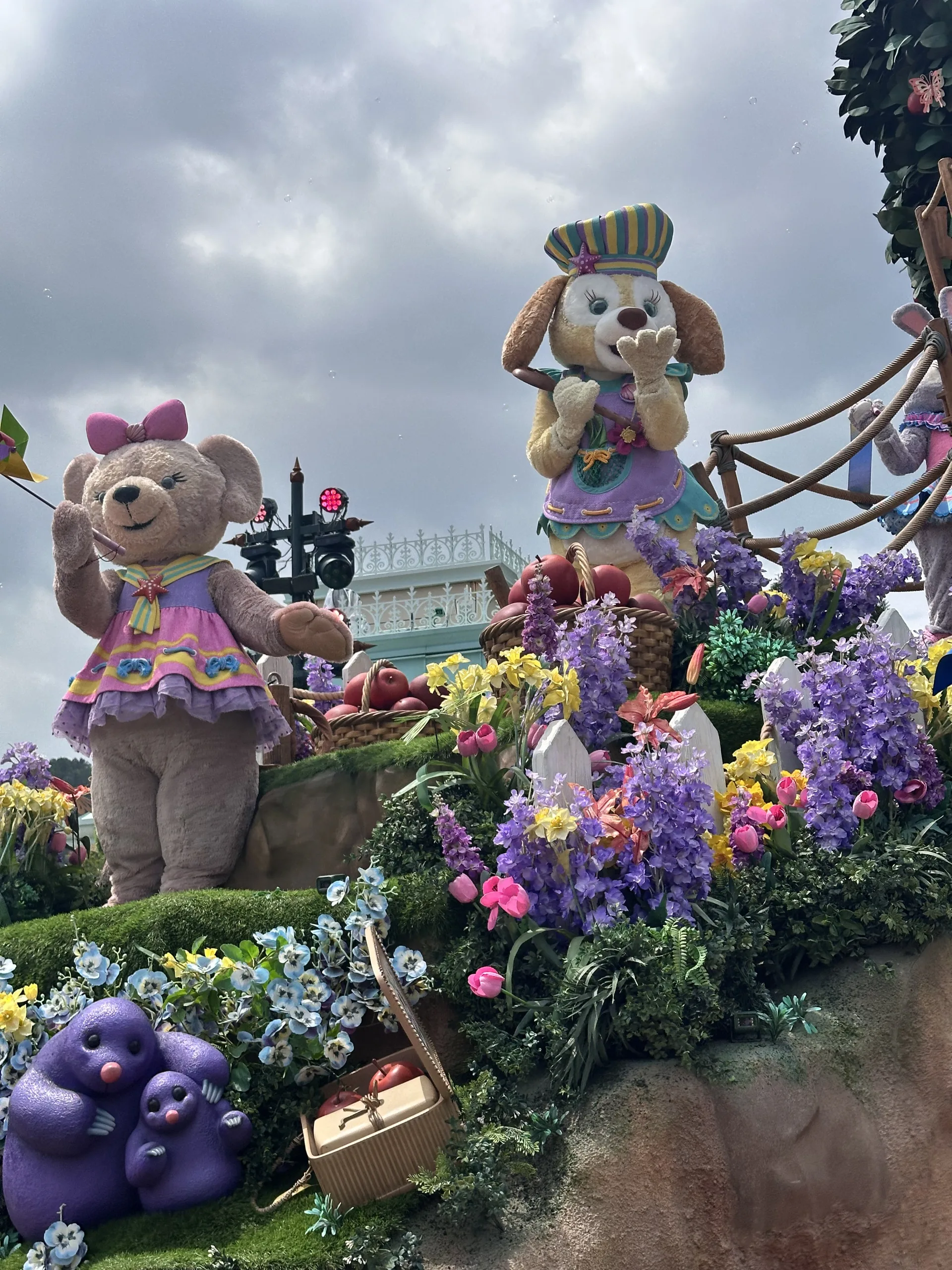 ShellieMay und CookieAnn bei der Parade im Disneyland