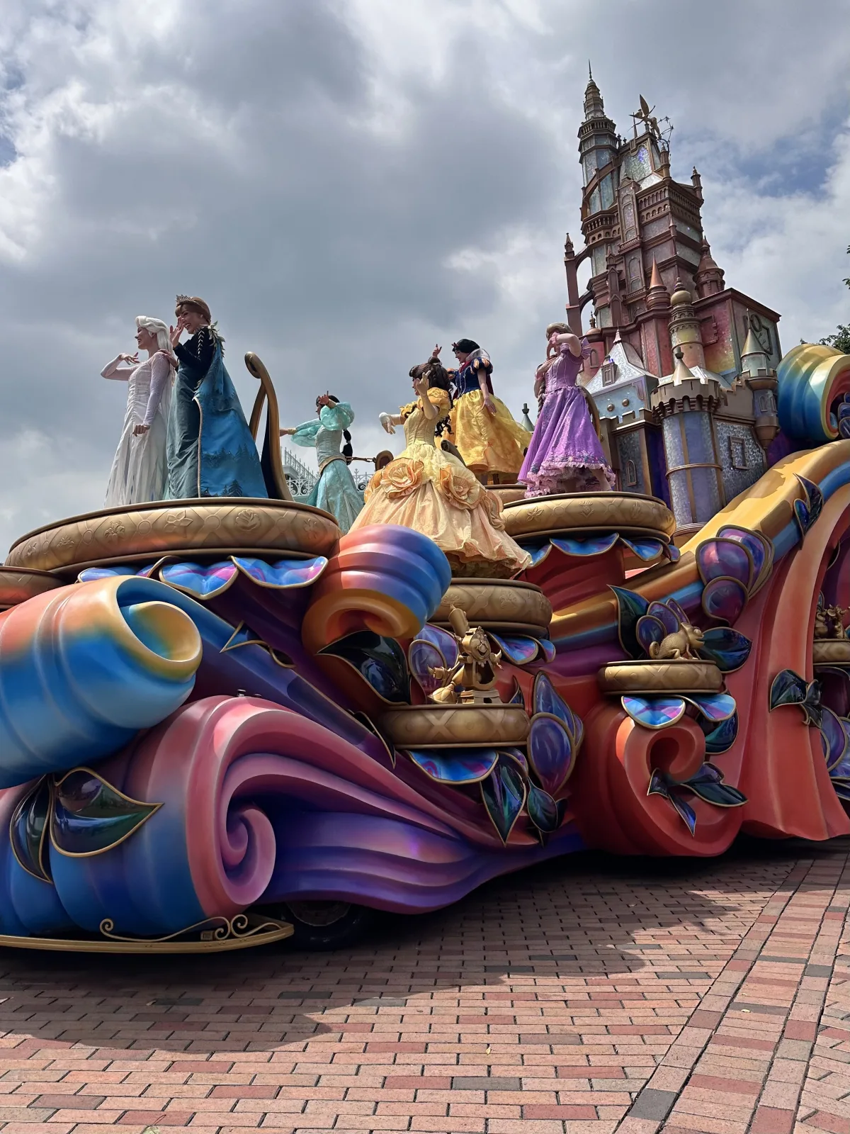 Auch die Disney Prinzessinnen dürfen natürlich nicht fehlen Disney Prinzessinnen bei der Parade im Disneyland Hongkong