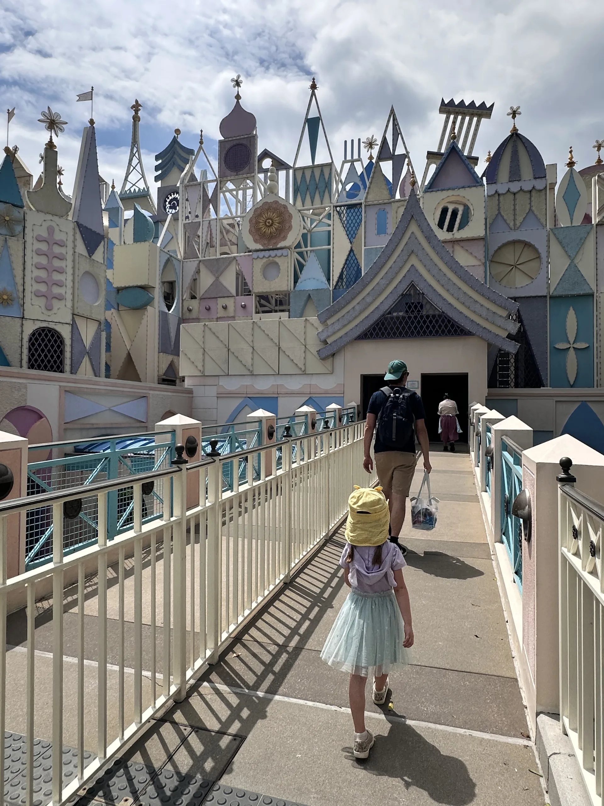 Eingang zum Fahrgeschäft „It‘s a small world“ in Hongkong
