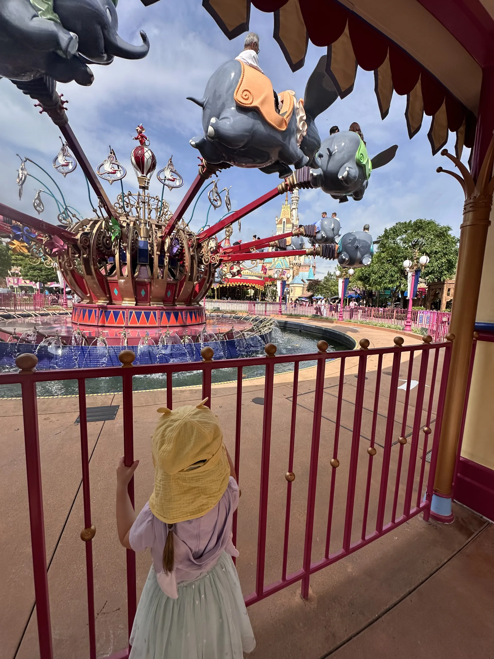 Dumbo Fahrgeschäft im Disneyland Hongkong