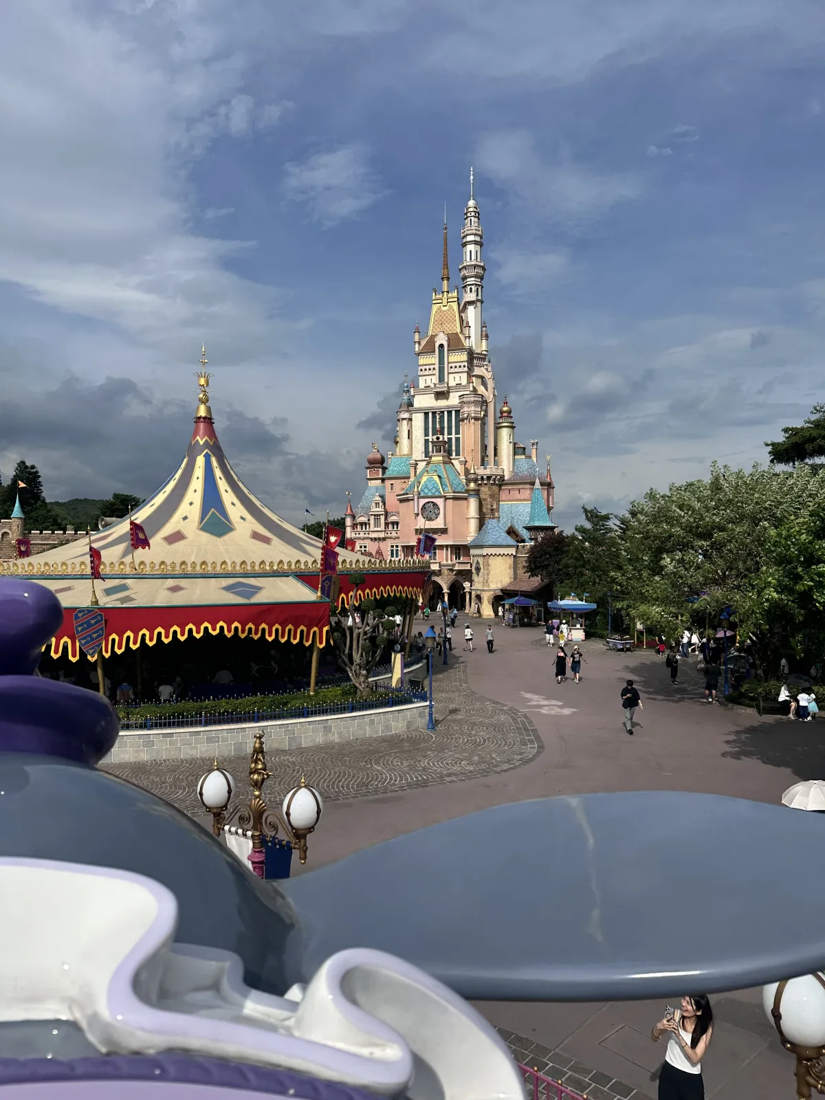 Mit den fliegenden Elefanten hat man nämlich die beste Aussicht Aussicht auf das Disneyschloss in Hongkong von Dumbo Fahrgeschäft aus