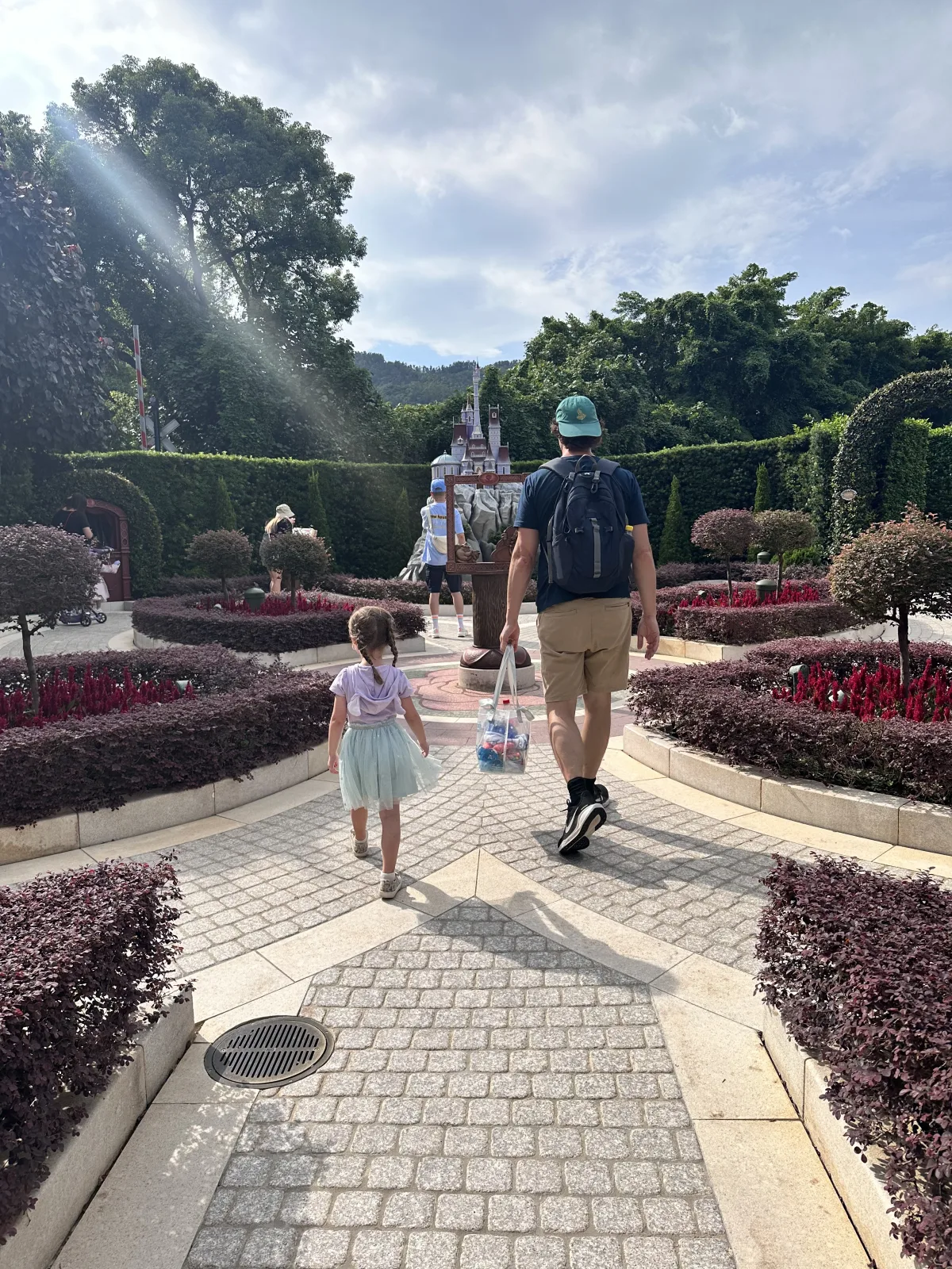 Ein Spaziergang durch den Fairy Tale Forest ist eine schöne Abwechslung Spaziergang durch den Fairy Tale Forest im Disneyland Hongkong