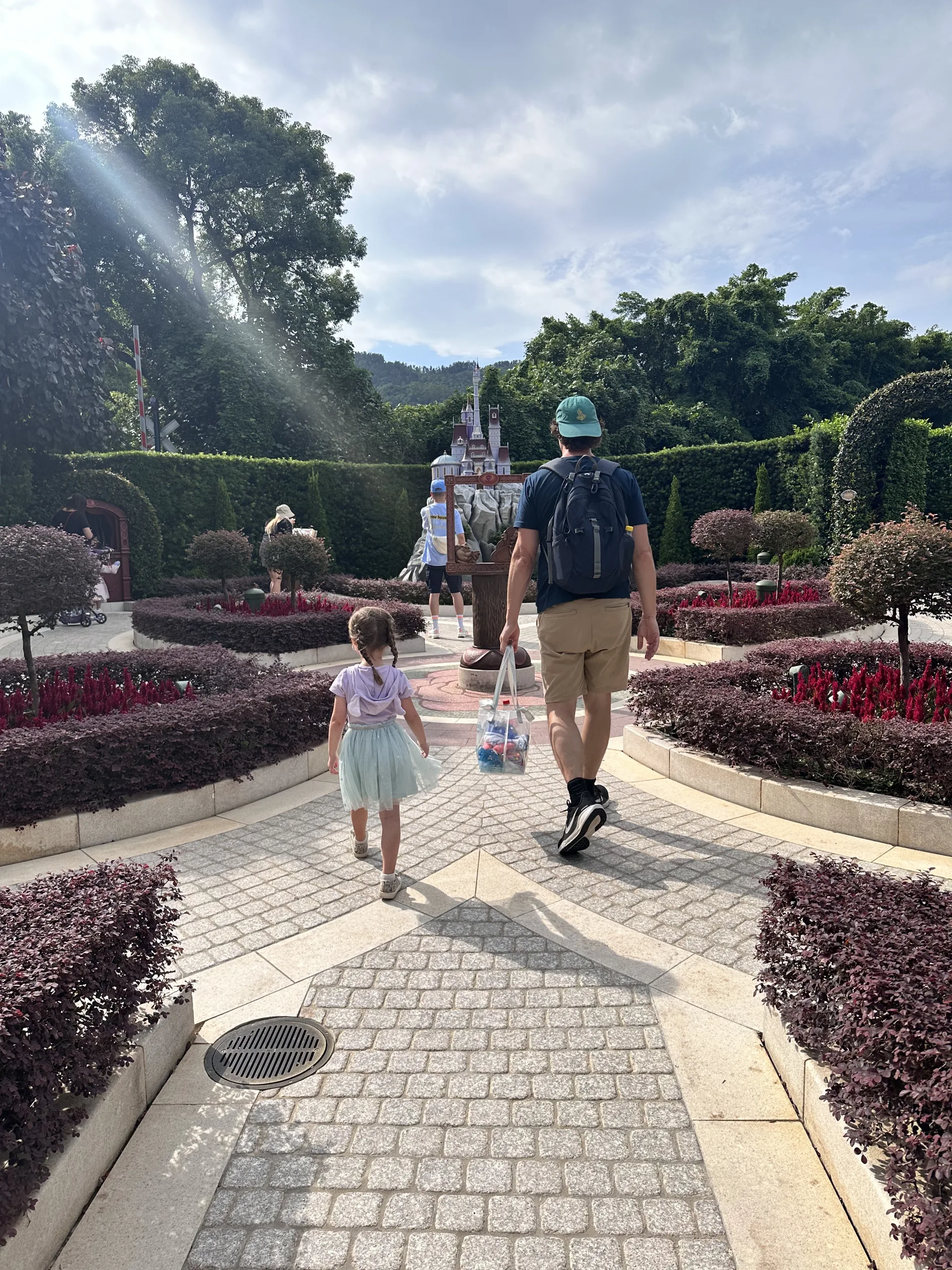 Spaziergang durch den Fairy Tale Forest im Disneyland Hongkong