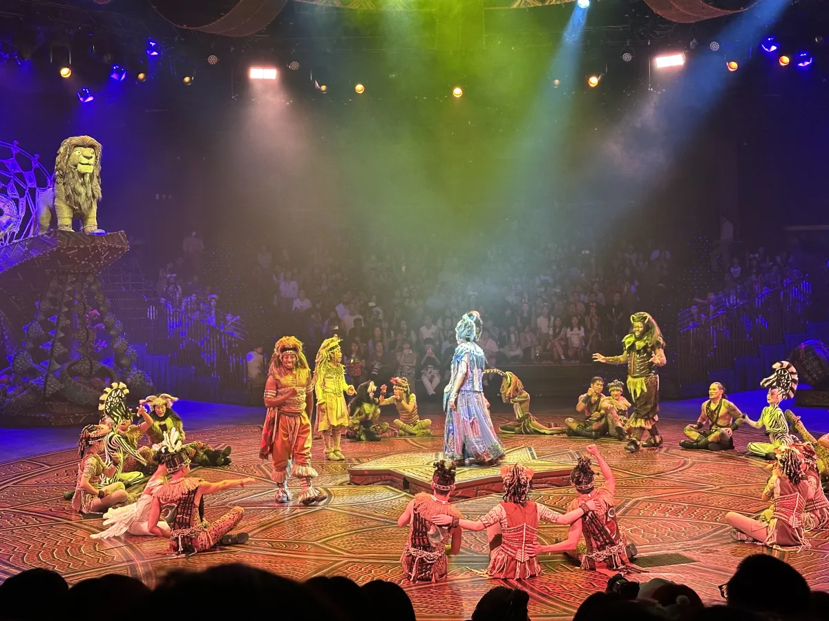 Bei der König der Löwen Show gibt es großartige Sänger und beeindruckendes Bühnenbild König der Löwen Show mit Bühnenbild, Sängern und Tänzern