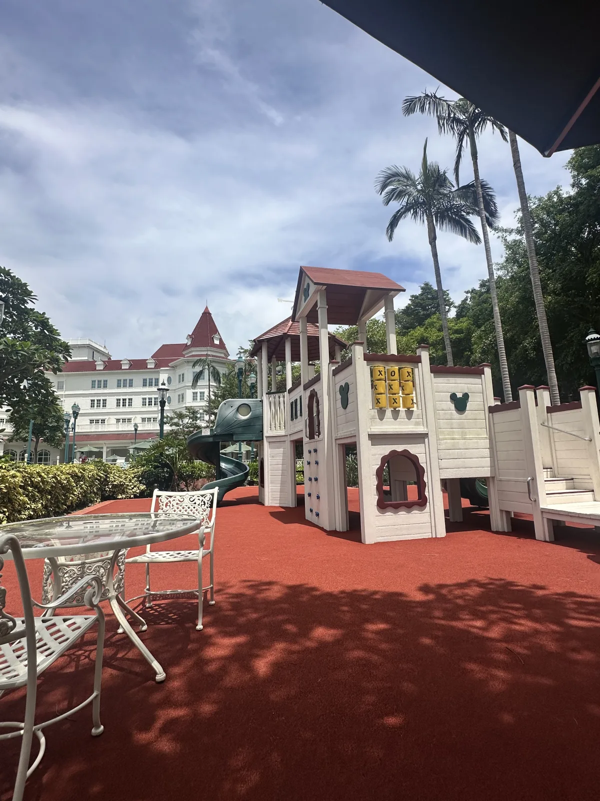 Spielplatz im Garten direkt neben dem Außenpool Spielplatz im Disneyhotel Hongkong