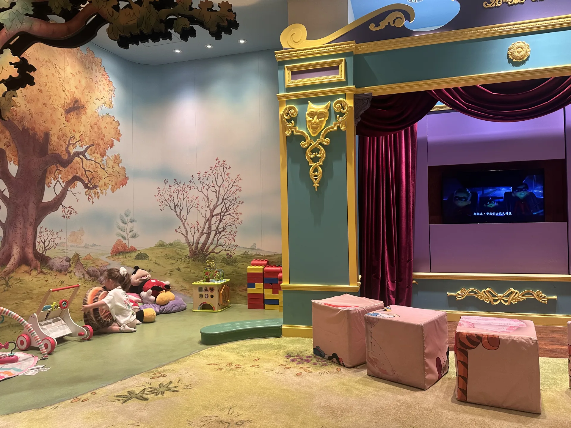 Babybereich und Filme im Kidsclub des Disneyhotels Hongkong