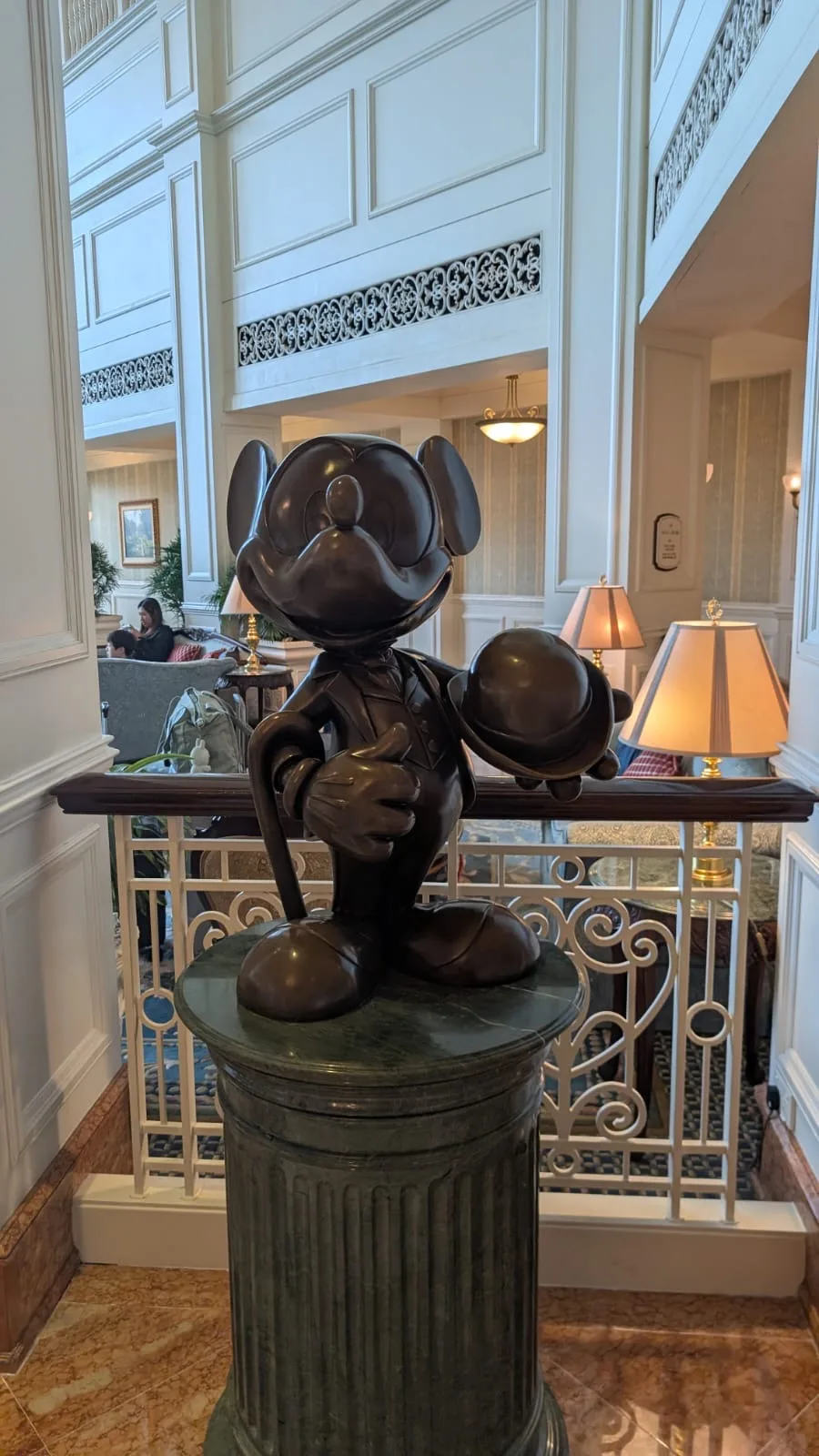 In der Lobby wird man direkt von Mickey begrüßt Micky Maus Statue in der Lobby des Disneyhotels Hongkong