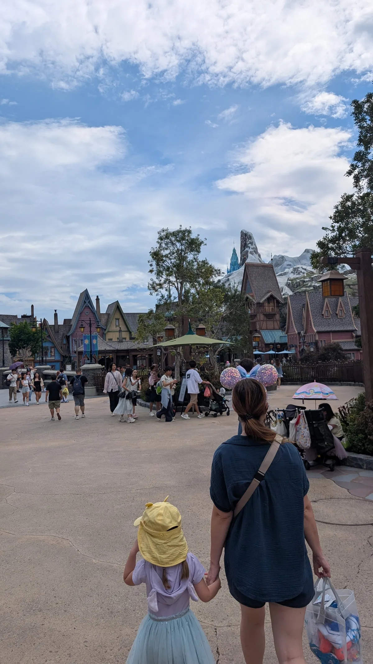 Vom Fantasyland spaziert man direkt in die World of Frozen Spaziergang in der World of Frozen im Disneyland Hongkong