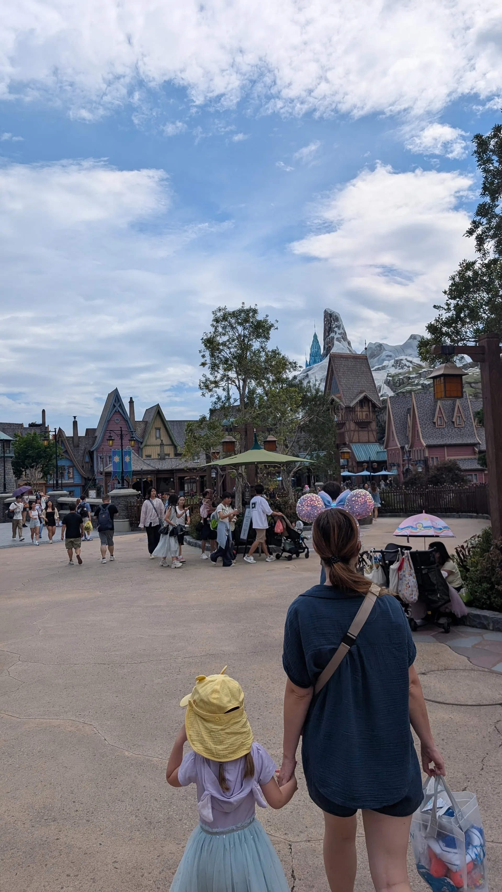 Spaziergang in der World of Frozen im Disneyland Hongkong