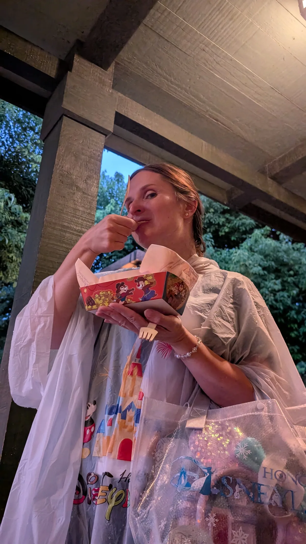 Snacks und Shopping gehen bei jedem Wetter, hier im Regenponcho 😄 Disneyland macht auch bei Regen Spaß, dann eben im Poncho