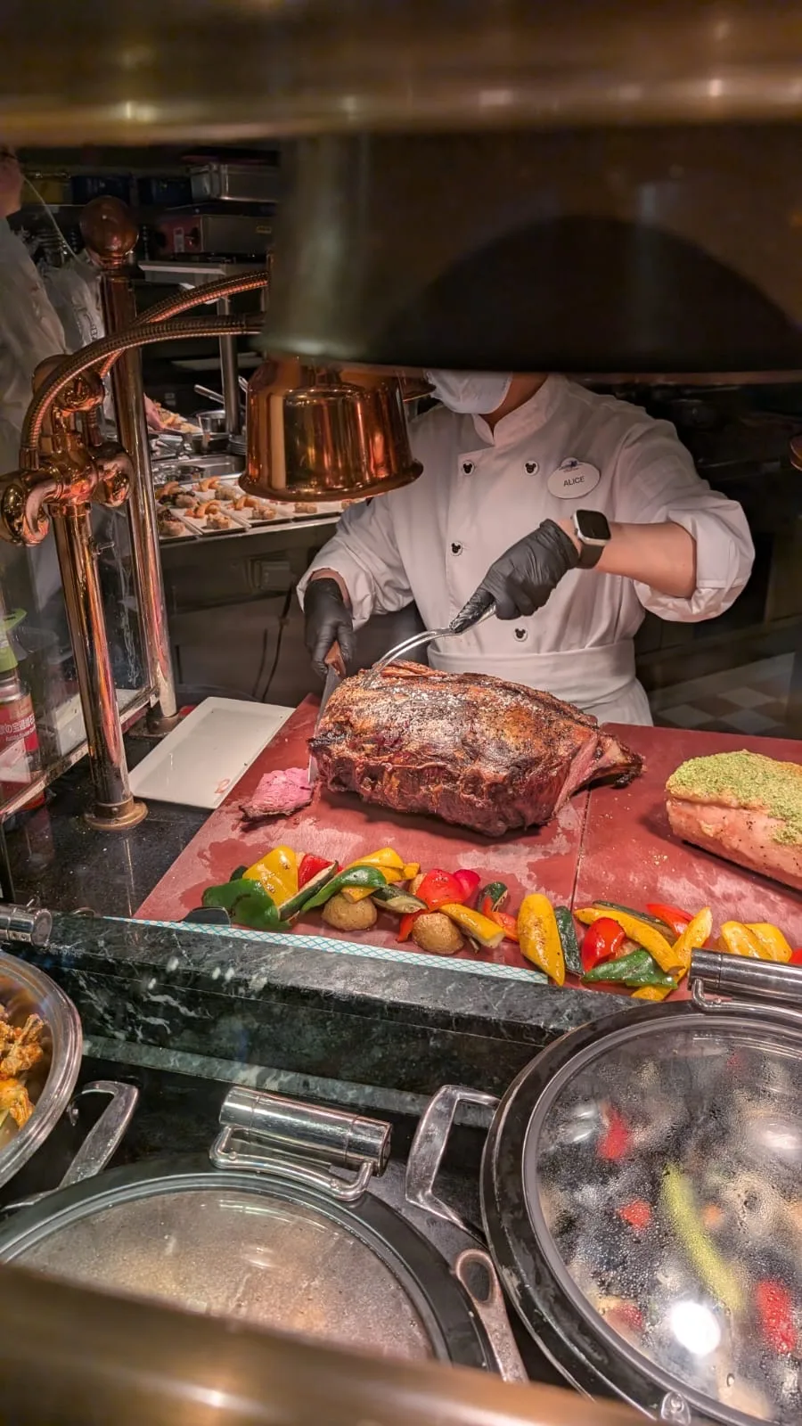 Einige Speisen werden auf Nachfrage frisch von den Köchen angerichtet Fleisch frisch zubereitet beim Abendbuffet im Disneyhotel Hongkong
