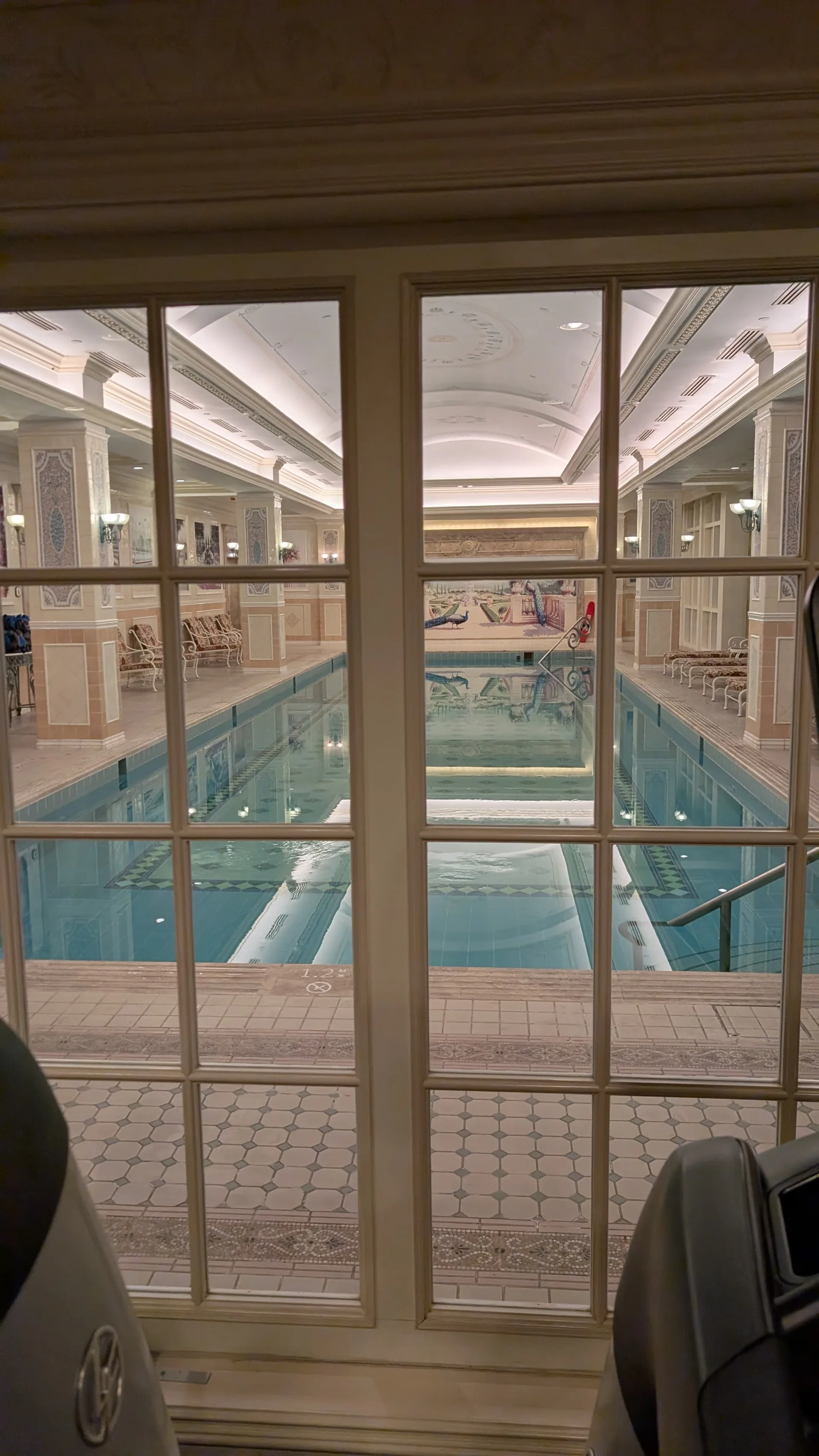 Innenpool des Disneyhotels Hongkong