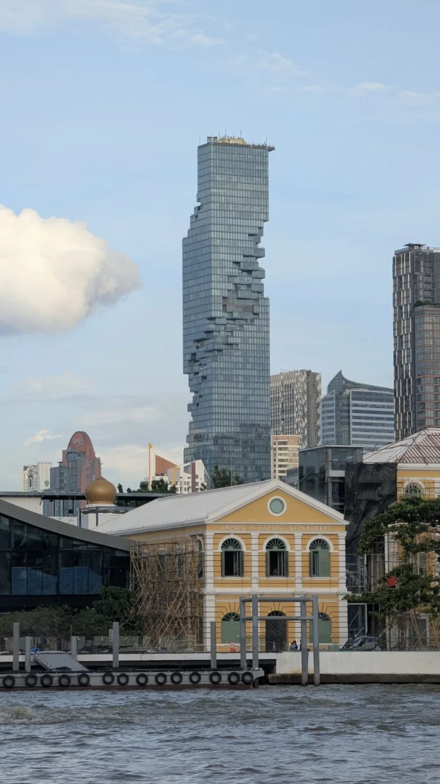 Unterwegs gibt es viele interessante Gebäude zu sehen Ungewöhnliches Hochhaus in Bangkok